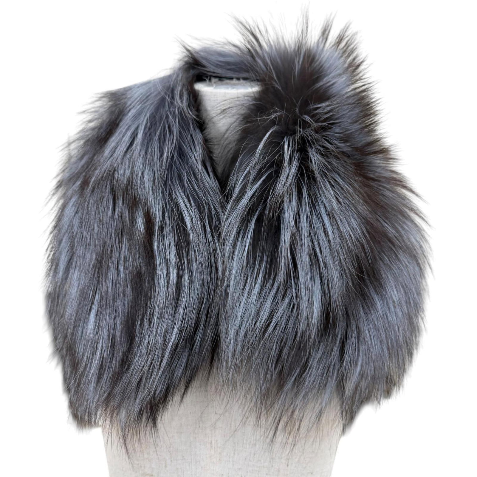 Tippet Leather Fendi: Tippet Leather Fendi Tippet Leather Fendi is a luxurious piece featuring a signature. Made from high-quality leather and adorned with fox fur, this item showcases a distinctive design. Its compact
