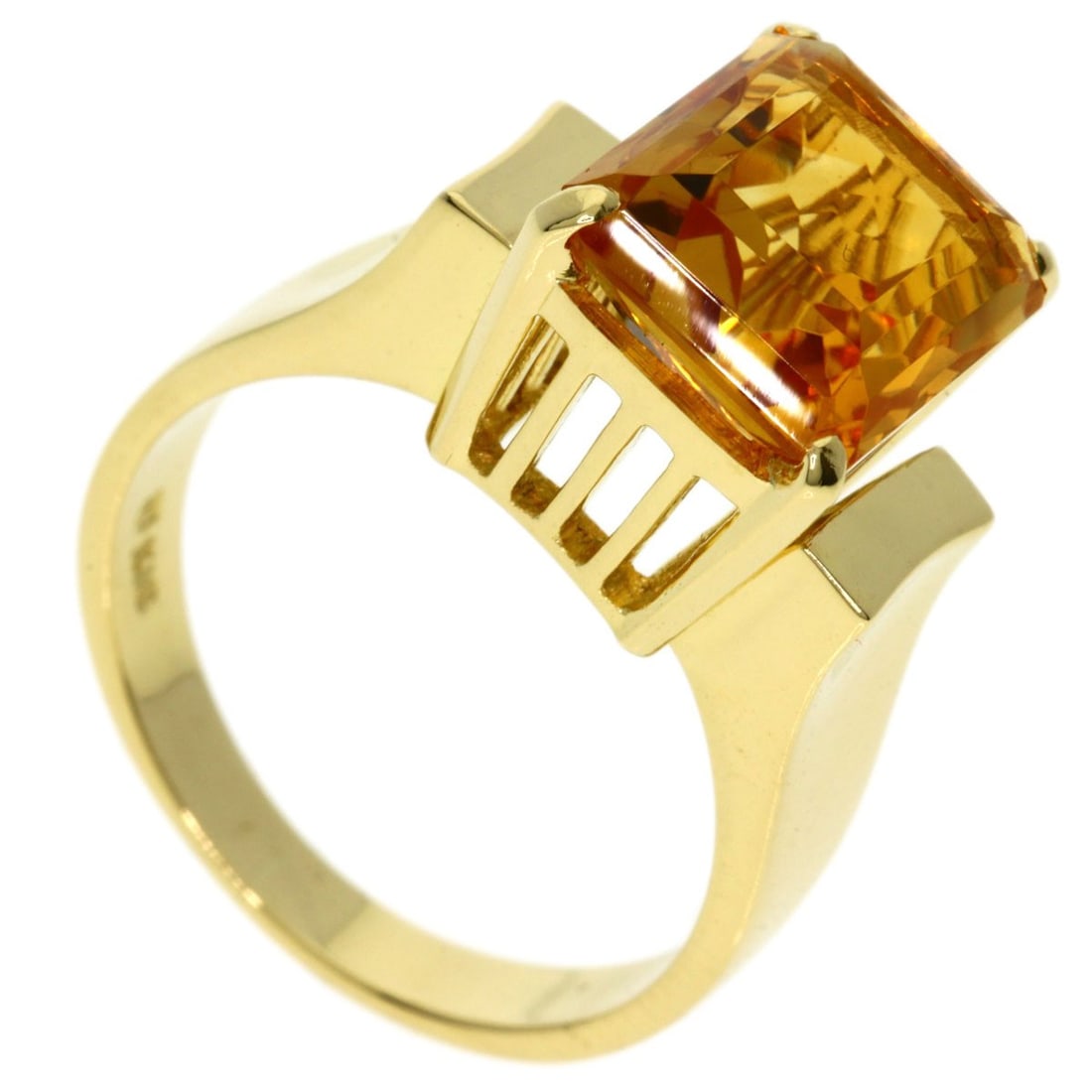 K18 Yellow Gold Topaz Mikimoto Ring: K18 Yellow Gold Topaz Mikimoto Ring K18 Yellow Gold Topaz Mikimoto Ring boasts a stunning gold metal exterior and a beautiful topaz main stone, set in a high-quality K18 yellow gold band. The ring's