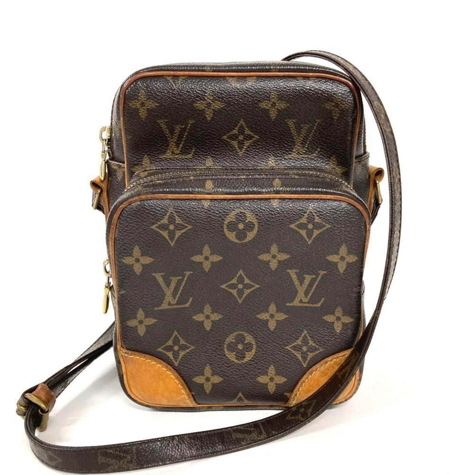 Shoulder Bag Monogram Louis Vuitton: Shoulder Bag Monogram Louis Vuitton Monogrammed with iconic Louis Vuitton design, this brown shoulder bag boasts a sleek, structured shape and gold hardware accents. Measuring 22cm x 16cm x 9cm, it's