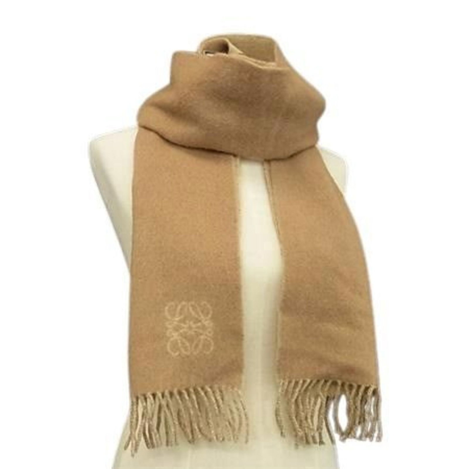 Angora wool 75% of Loewe Stole: Angora wool 75% of Loewe Stole Angora wool and wool blend stole from Loewe, featuring a natural brown color and a unique 75/25 wool and Angora fiber composition. Measuring 1.75m x 26cm, this stole sho