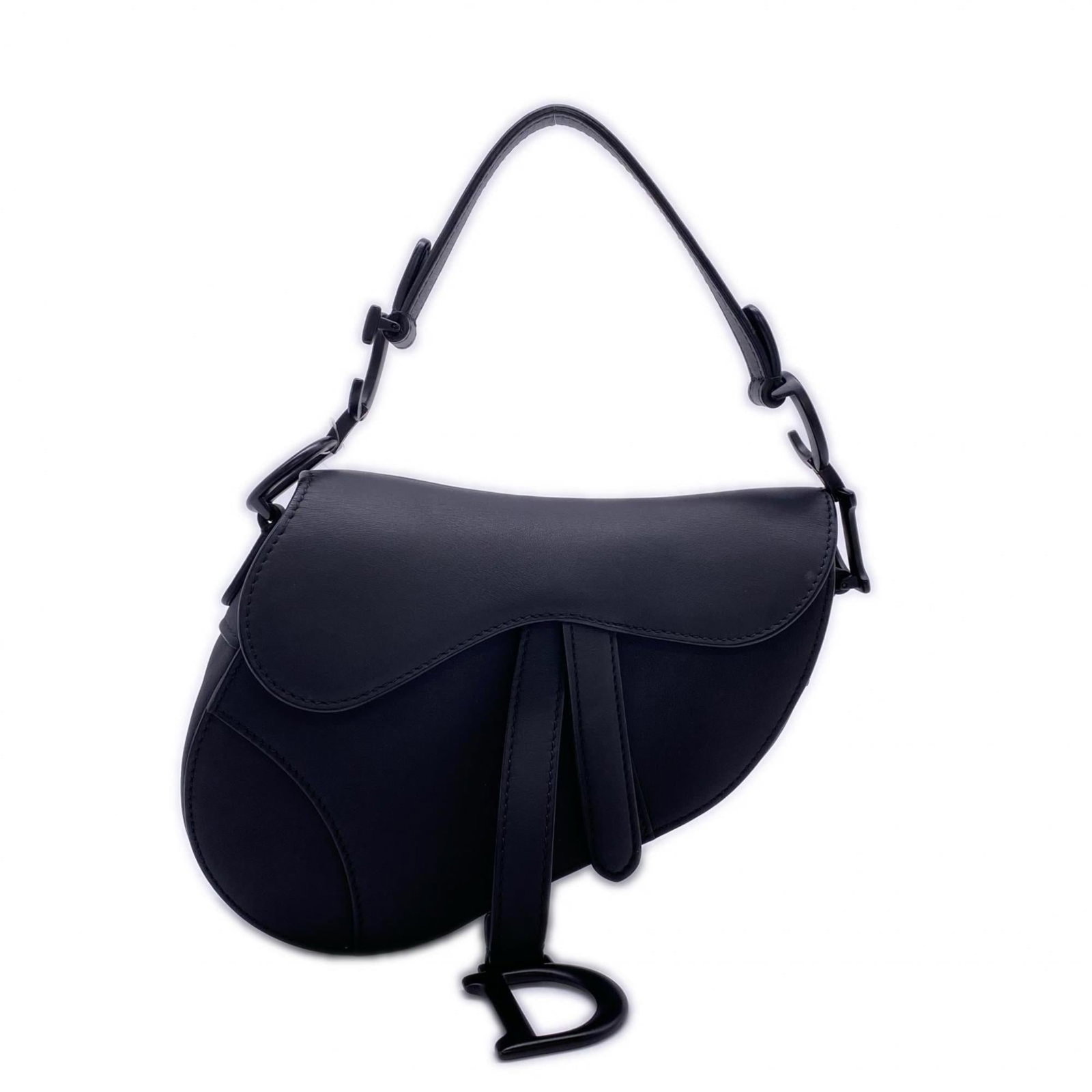 Handbag Leather Dior Christian: Handbag Leather Dior Christian Black leather handbag from Christian Dior, made in Italy, with dimensions 16cm x 19cm x 6cm. This classic design features high-quality leather construction and a sleek,