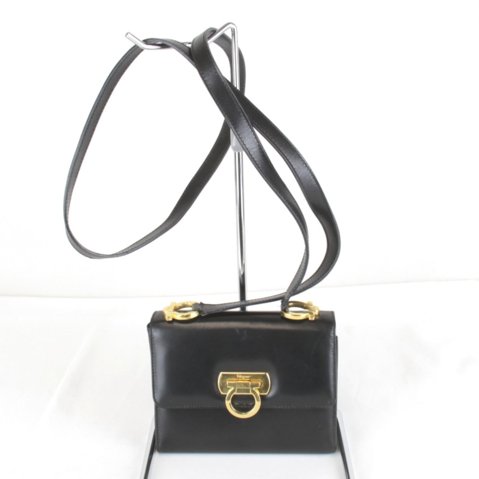 Ferragamo Leather Shoulder Bag: Ferragamo Leather Shoulder Bag Black leather shoulder bag from Salvatore Ferragamo, measuring 13cm x 16cm x 6cm. Made from high-quality leather, this bag features a sleek design and compact size, maki