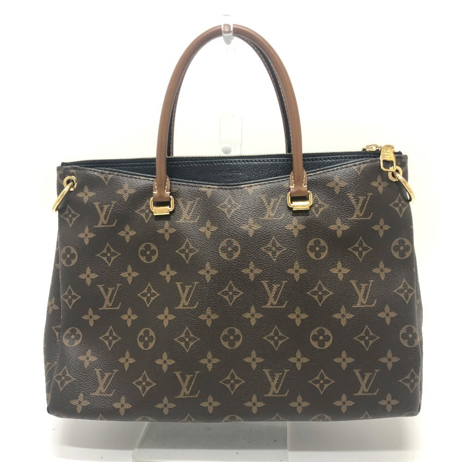 Monogram Louis Vuitton Handbag Shoulder: Monogram Louis Vuitton Handbag Shoulder Monogram Louis Vuitton Handbag Shoulder is a stylish and functional bag. The bag features the iconic Monogram pattern in black and gold hardware, with a