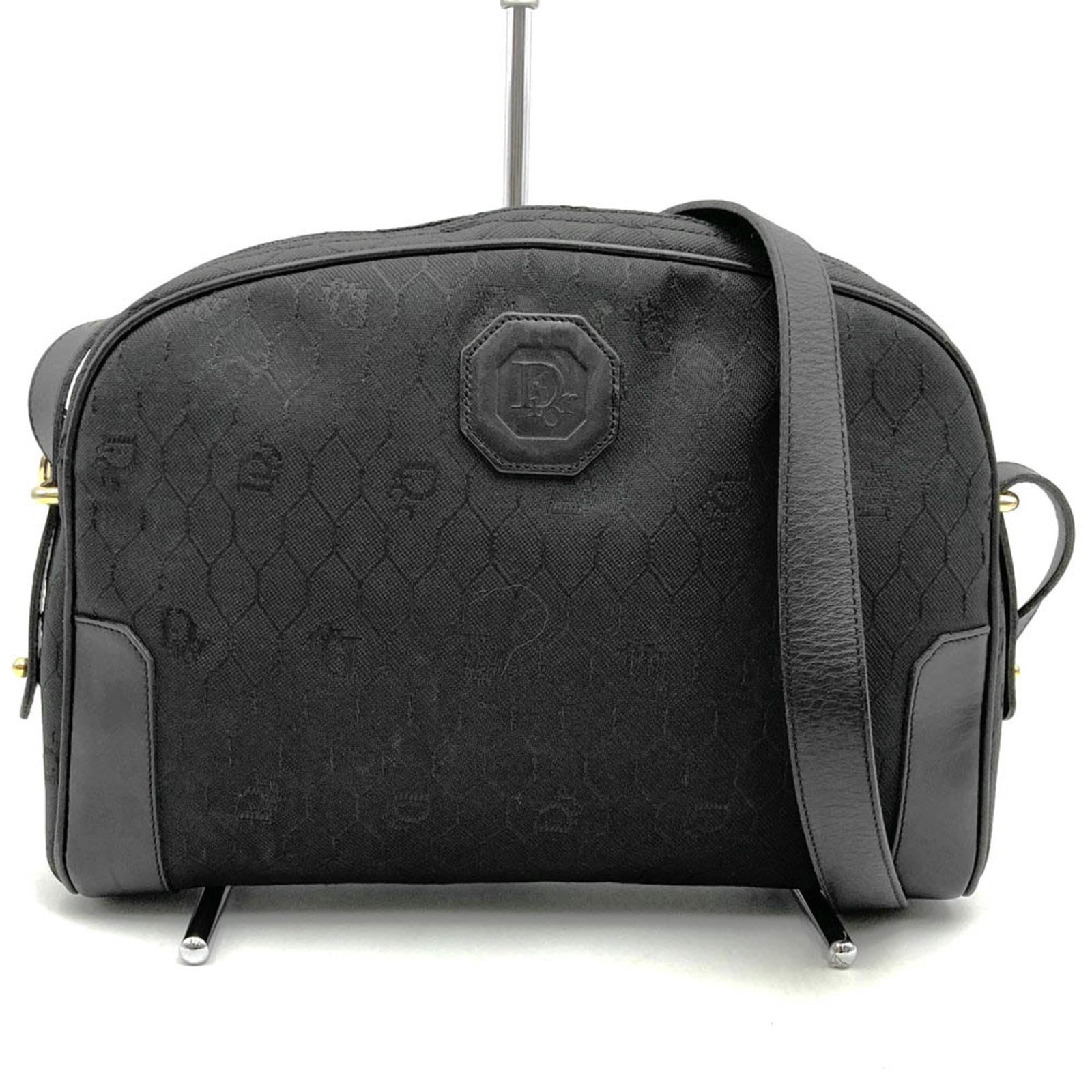 Shoulder Bag Dior Christian: Shoulder Bag Dior Christian This black shoulder bag from Christian Dior features a canvas material and measures 19cm x 25cm x 6cm. Noted for its sleek design and compact size, it is a stylish