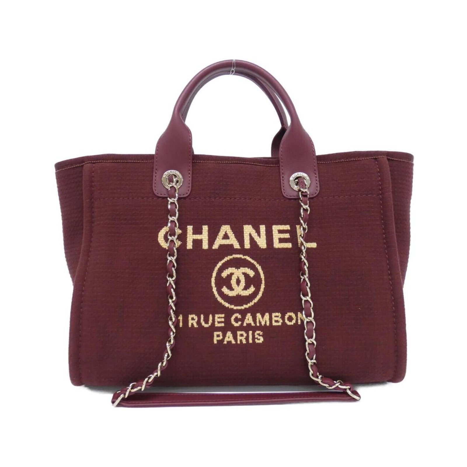 Handbag Chanel: Handbag Chanel Bordeaux leather handbag from Chanel, featuring a classic design with clean lines and timeless elegance. Measuring 23cm x 41cm x 16cm, this stylish accessory is perfect for everyday