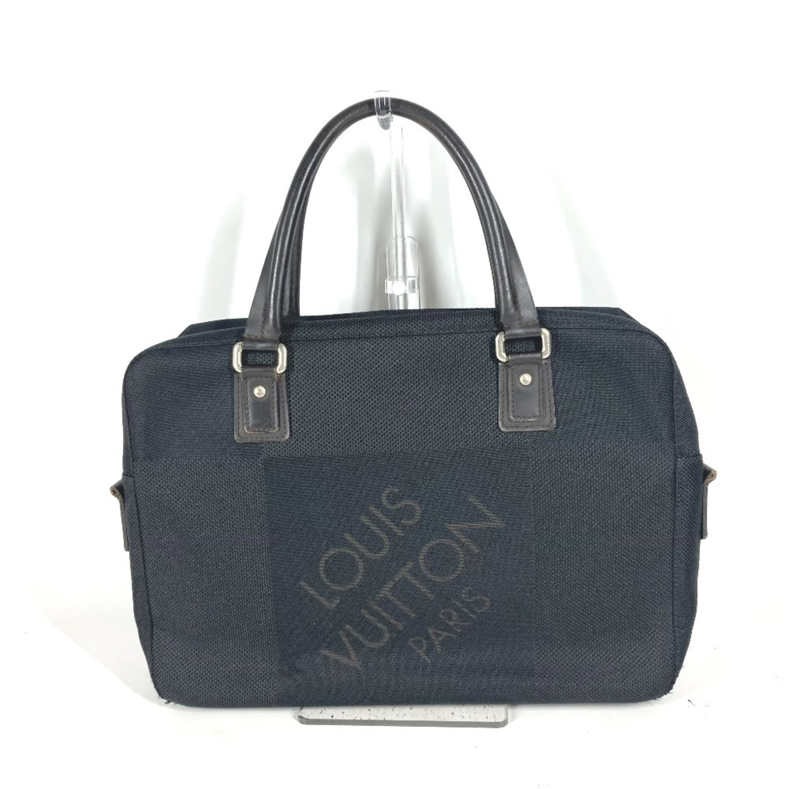 Louis Vuitton Damier Geant Briefcase Tote Bag: Louis Vuitton Damier Geant Briefcase Tote Bag The Louis Vuitton Damier Geant Briefcase Tote Bag is a classic, iconic design featuring the signature Damier Geant pattern. Made from high-quality