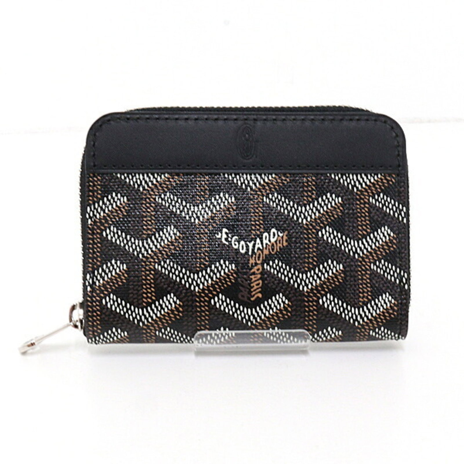 Coin Purse Goyard: Coin Purse Goyard This sleek and compact Goyard coin purse is a stylish accessory for everyday use. Made from high-quality materials, its durable design ensures a long-lasting presence in your daily
