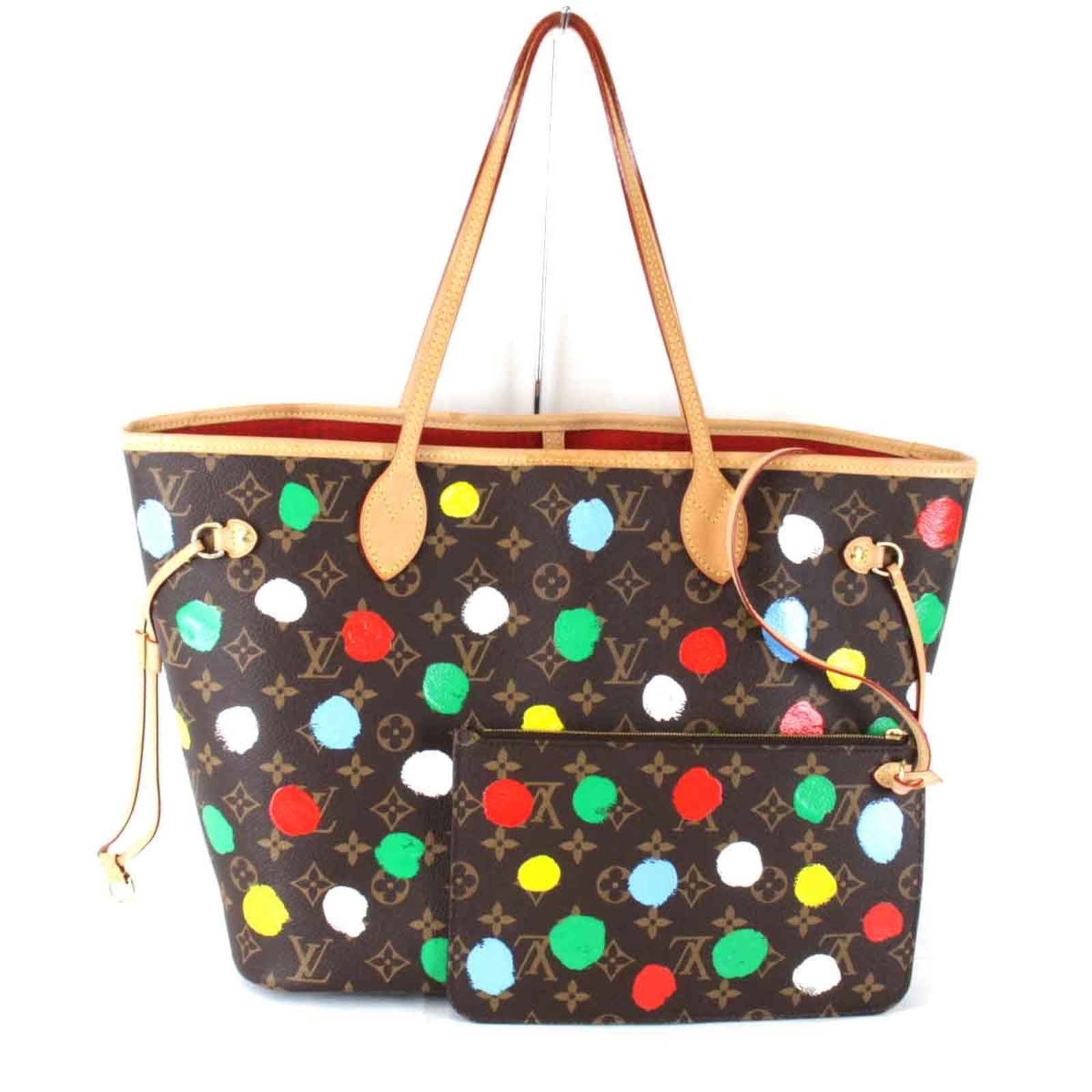 Shoulder Bag Monogram Louis Vuitton: Shoulder Bag Monogram Louis Vuitton Monogrammed with distinctive Louis Vuitton flair, this brown shoulder bag boasts a classic design with a zipper inner pocket for added convenience. The bag's 50cm