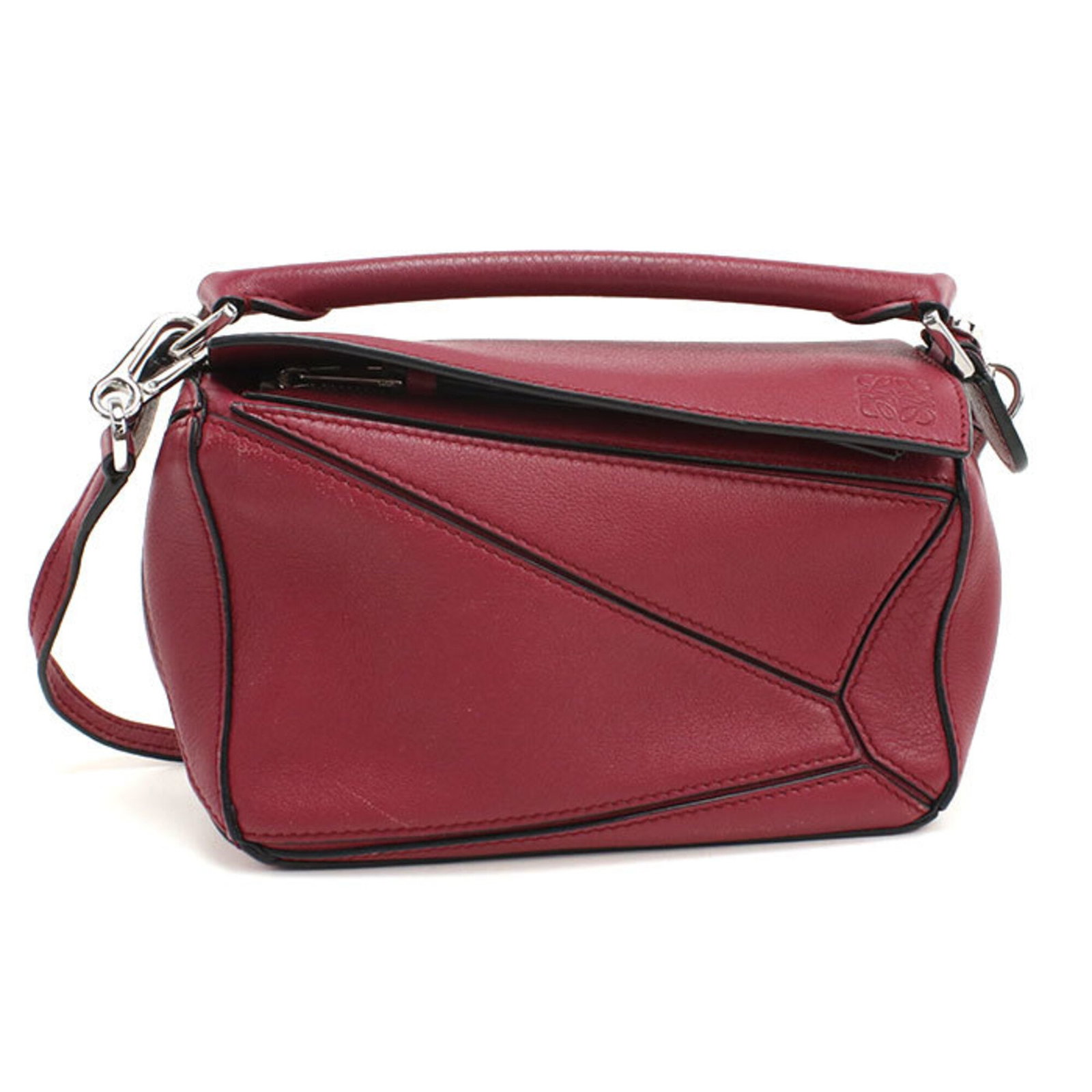 Shoulder Bag Leather: Shoulder Bag Leather Made from high-quality calfskin leather, this shoulder bag boasts a striking red color and sleek silver hardware. The compact size and sturdy design make it a practical and stylis
