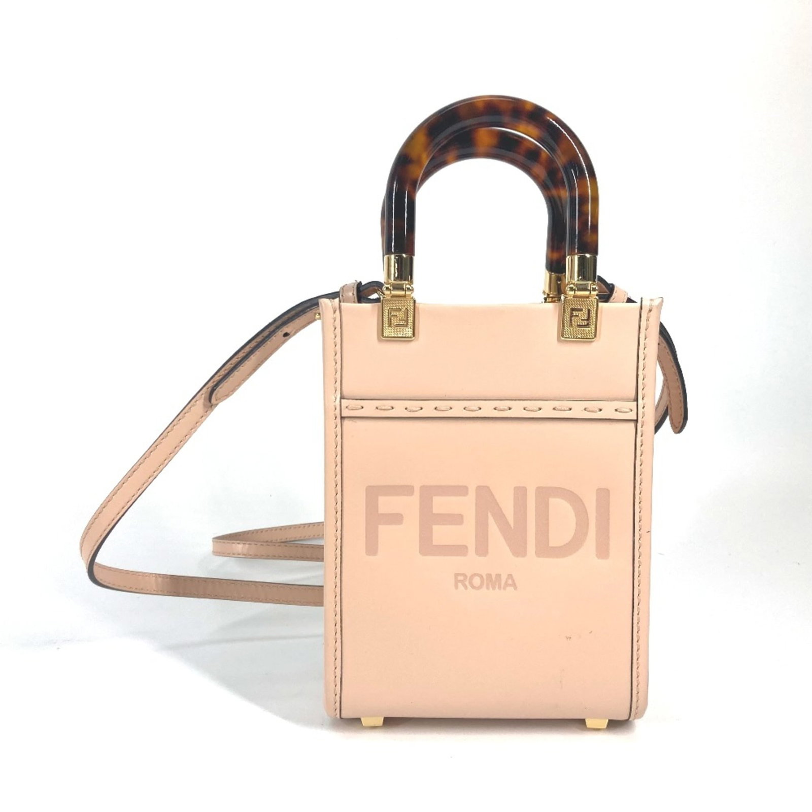 Handbag Leather Fendi: Handbag Leather Fendi Beige Fendi handbag made from high-quality leather, measuring 17cm x 13cm x 5cm. The bag features a classic design with a shoulder strap that extends to 48.8 inches, providing am