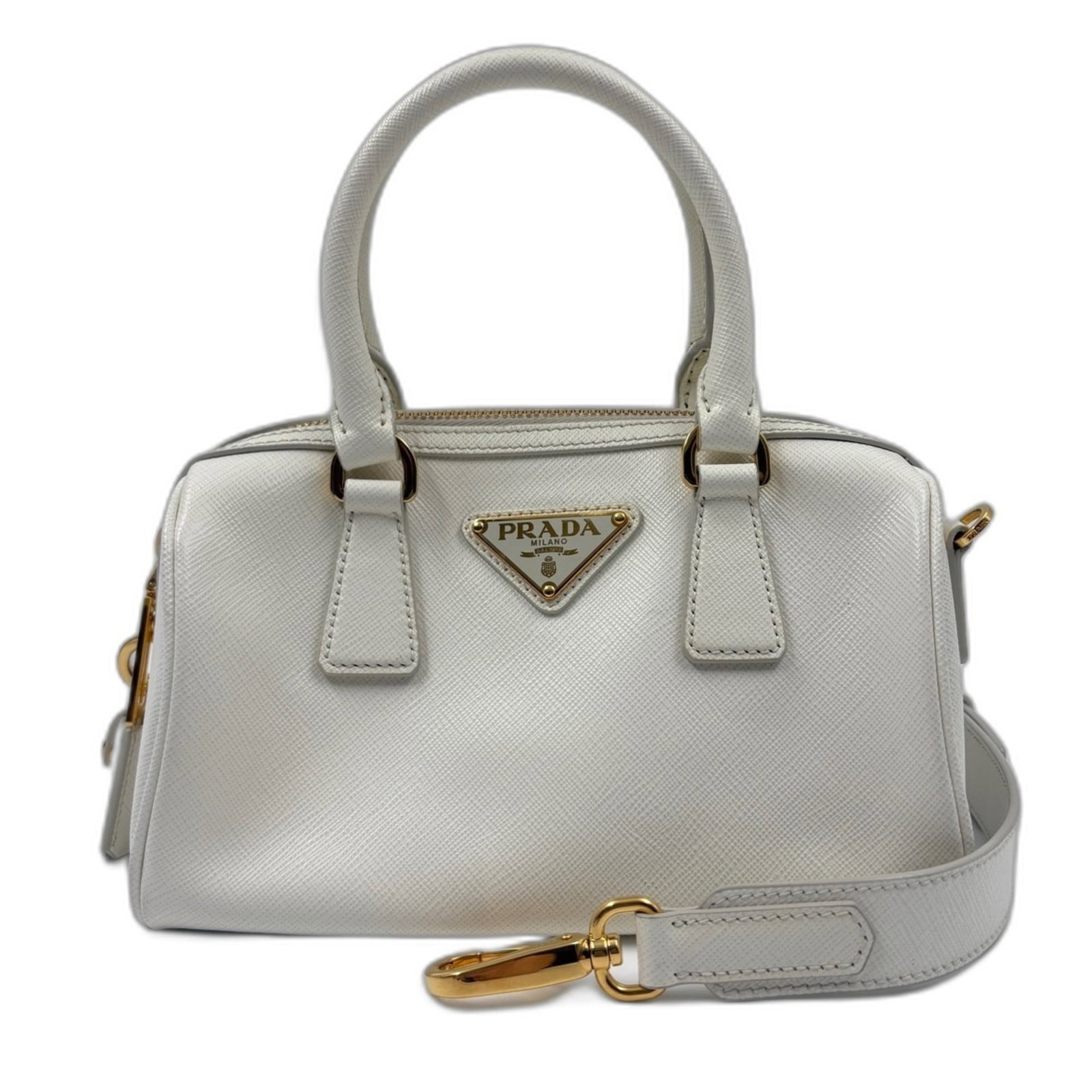 Handbag Prada: Handbag Prada White Prada handbag with dimensions 22cm x 14cm x 9cm. This handbag features a classic design and a compact size, making it a versatile accessory for everyday use. The white color