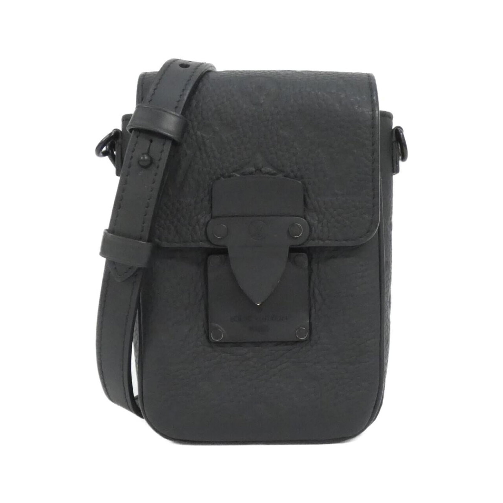 Shoulder Bag Monogram Louis Vuitton: Shoulder Bag Monogram Louis Vuitton Monogrammed with classic Louis Vuitton style, this black shoulder bag features the iconic monogram pattern, a timeless design element that exudes luxury and