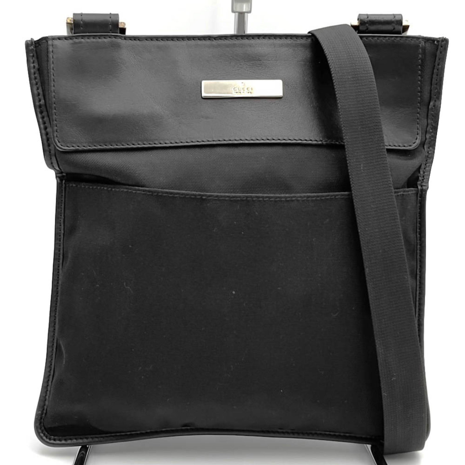 Nylon Leather Bag Shoulder Gucci: Nylon Leather Bag Shoulder Gucci Nylon Leather Bag Shoulder Gucci features a unique combination of nylon and leather materials, with a black color and velcro closure. Measuring 24cm x 23cm x 1cm,