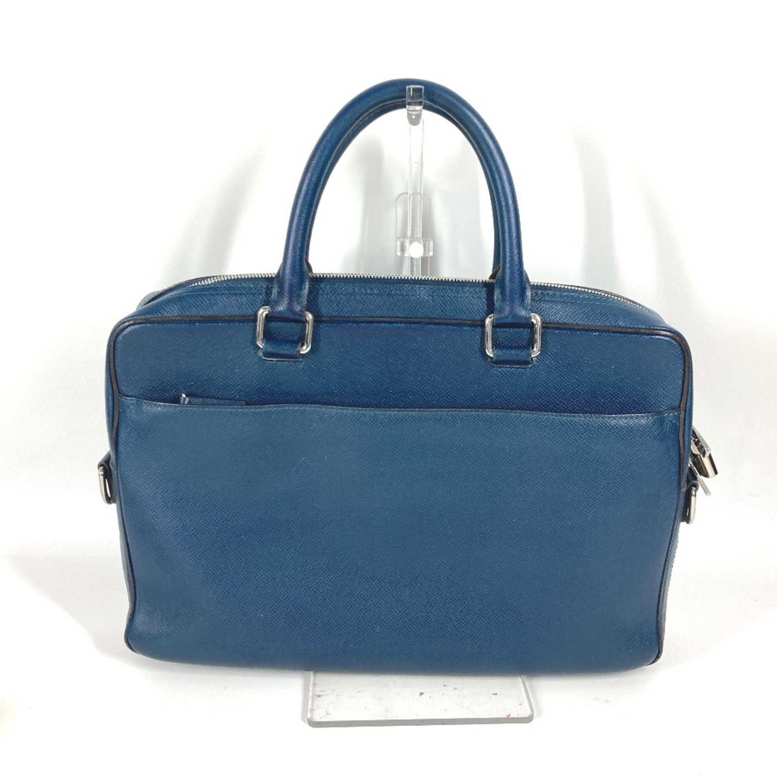 Handbag Taiga Briefcase Louis Vuitton Leather: Handbag Taiga Briefcase Louis Vuitton Leather Navy Ocean Taiga leather Louis Vuitton briefcase with a padlock accessory, measuring 24.5cm x 37.5cm x 5.5cm. This handbag features the iconic Taiga