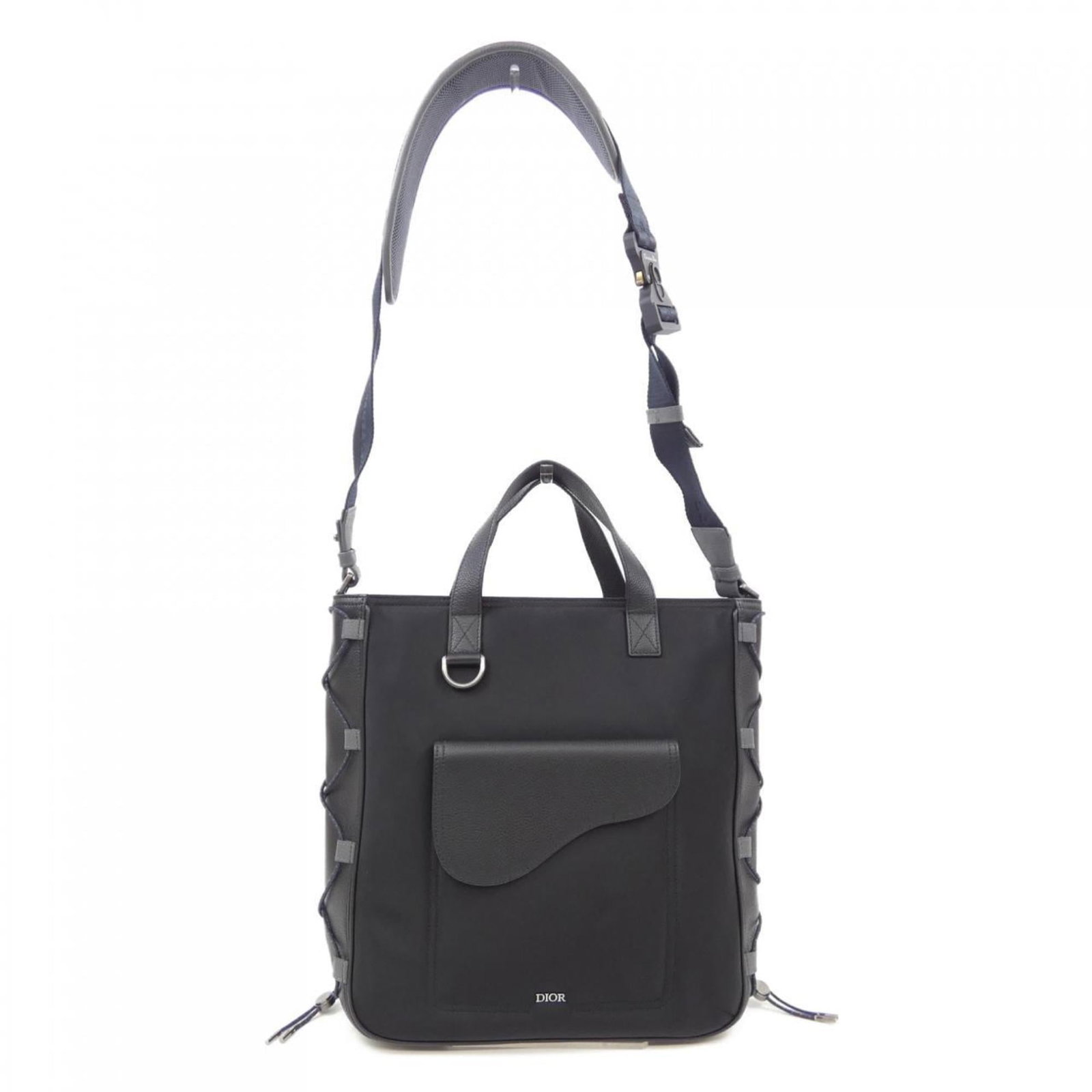 Handbag Christian Dior: Handbag Christian Dior Christian Dior handbag in black, measuring 33cm x 39cm x 10.5cm, features a shoulder strap for added convenience. This stylish bag is a classic example of the brand's iconic