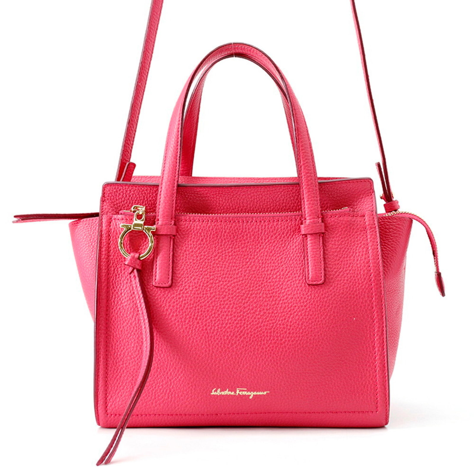 Salvatore Ferragamo Handbag Leather: Salvatore Ferragamo Handbag Leather The Salvatore Ferragamo Handbag Leather is a stylish and elegant pink leather handbag from Italy, measuring 21cm x 23cm x 14cm. This luxurious leather handbag