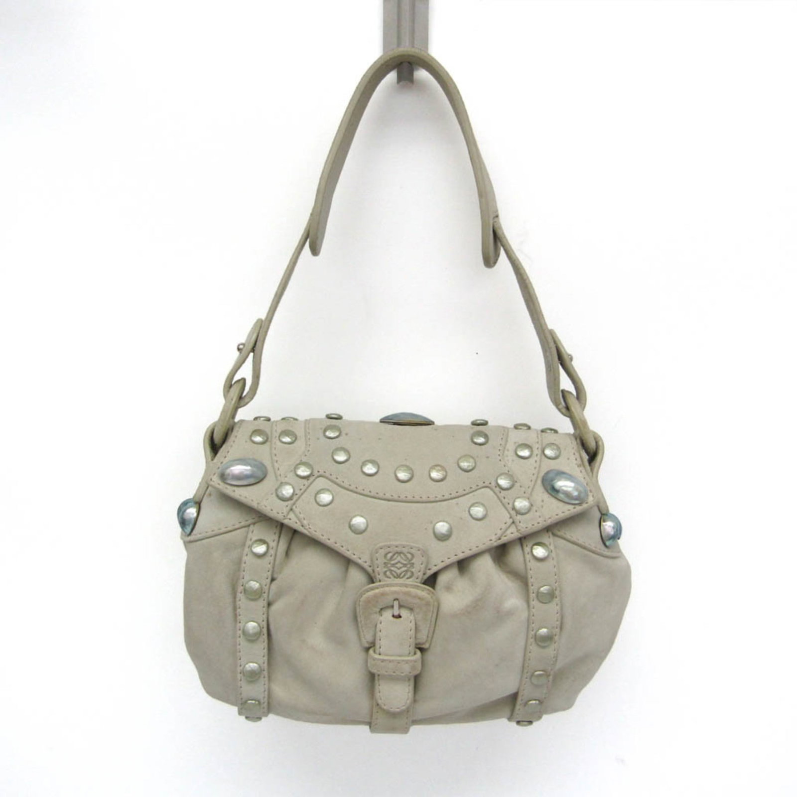 Handbag Loewe Suede Beads: Handbag Loewe Suede Beads The Loewe Suede Beads handbag boasts a unique combination of suede and beads, presented in a light gray color. Notable for its magnetic snap closure and zipper pocket, this