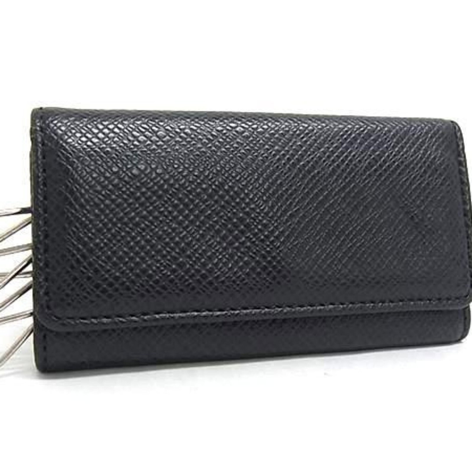 Keycase Leather Louis Vuitton: Keycase Leather Louis Vuitton The Louis Vuitton Keycase Leather is a compact, 4-key holder made from high-quality leather. Measuring 5.5cm x 10.5cm, it features a sturdy design with four key hooks, pe