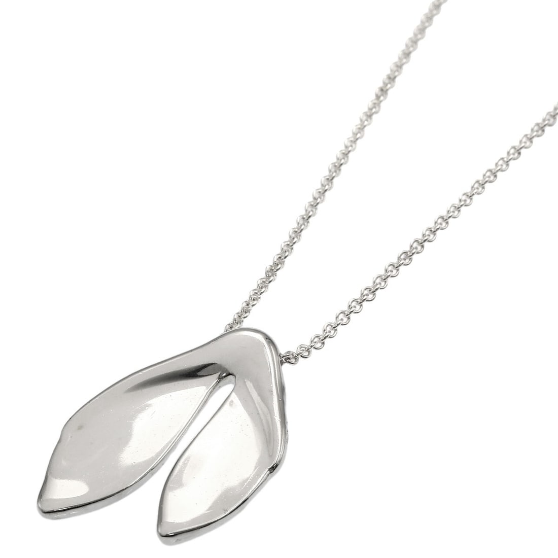 Tiffany & Co Whale Tail Necklace Silver: Tiffany & Co Whale Tail Necklace Silver Silver Tiffany & Co Whale Tail Necklace with a sleek 66-inch length, bearing the iconic brand's signature style. This elegant necklace showcases the brand's exp