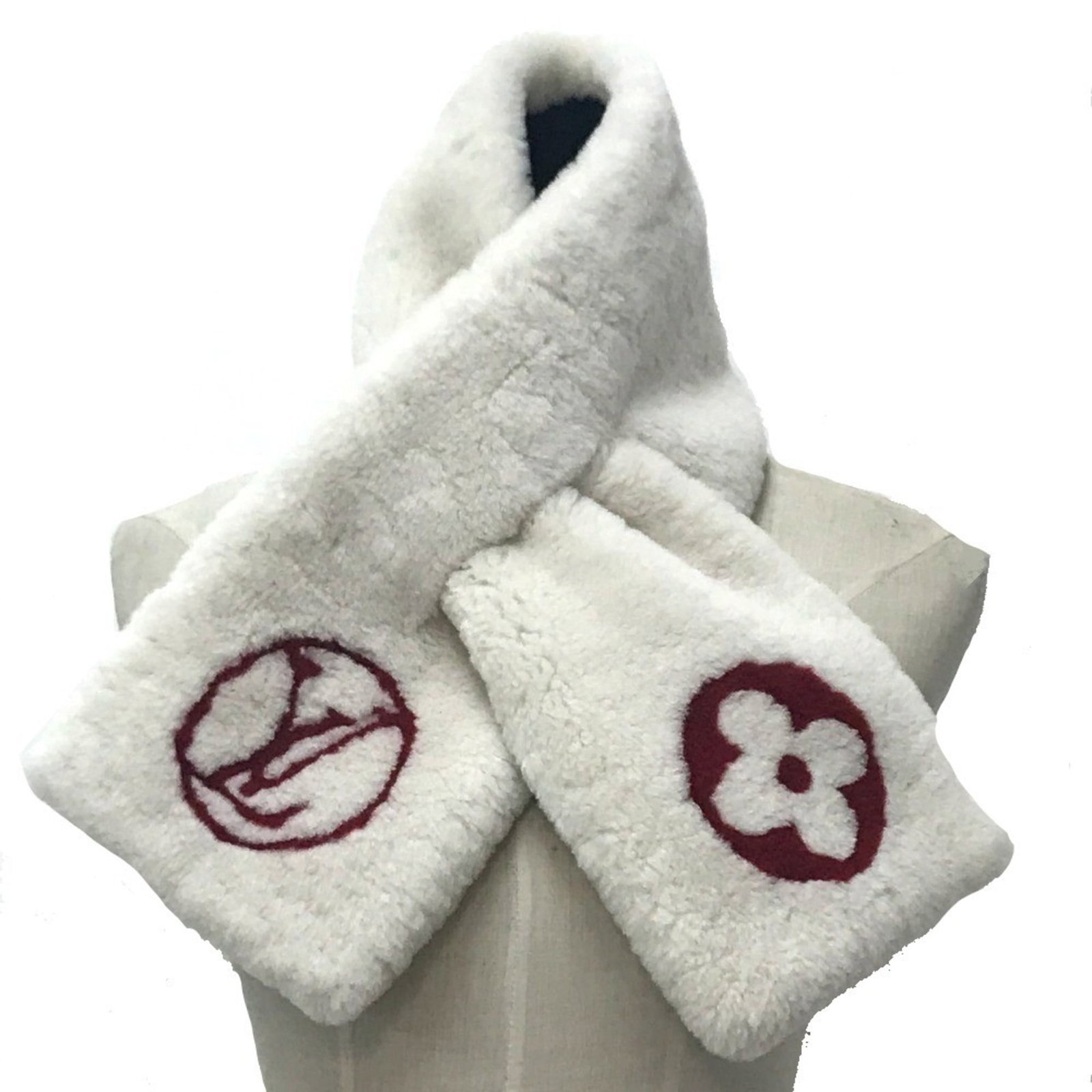 Louis Vuitton Stole Cashmere Fur: Louis Vuitton Stole Cashmere Fur Stole made from cashmere and fur, this Louis Vuitton item features a distinctive red color and white design. Measuring 16cm x 90cm, it is made from mouton leather/fur.