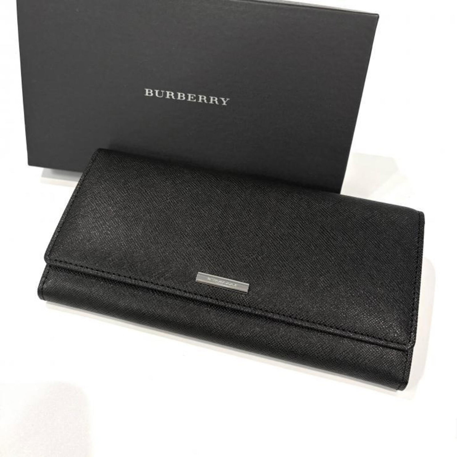 Bi Fold Leather Wallet Canvas Burberry: Bi Fold Leather Wallet Canvas Burberry Bi-fold leather wallet with canvas interior, featuring a classic Burberry design in black and brown. This long wallet measures 9.5cm x 19cm x 2.5cm, making it a