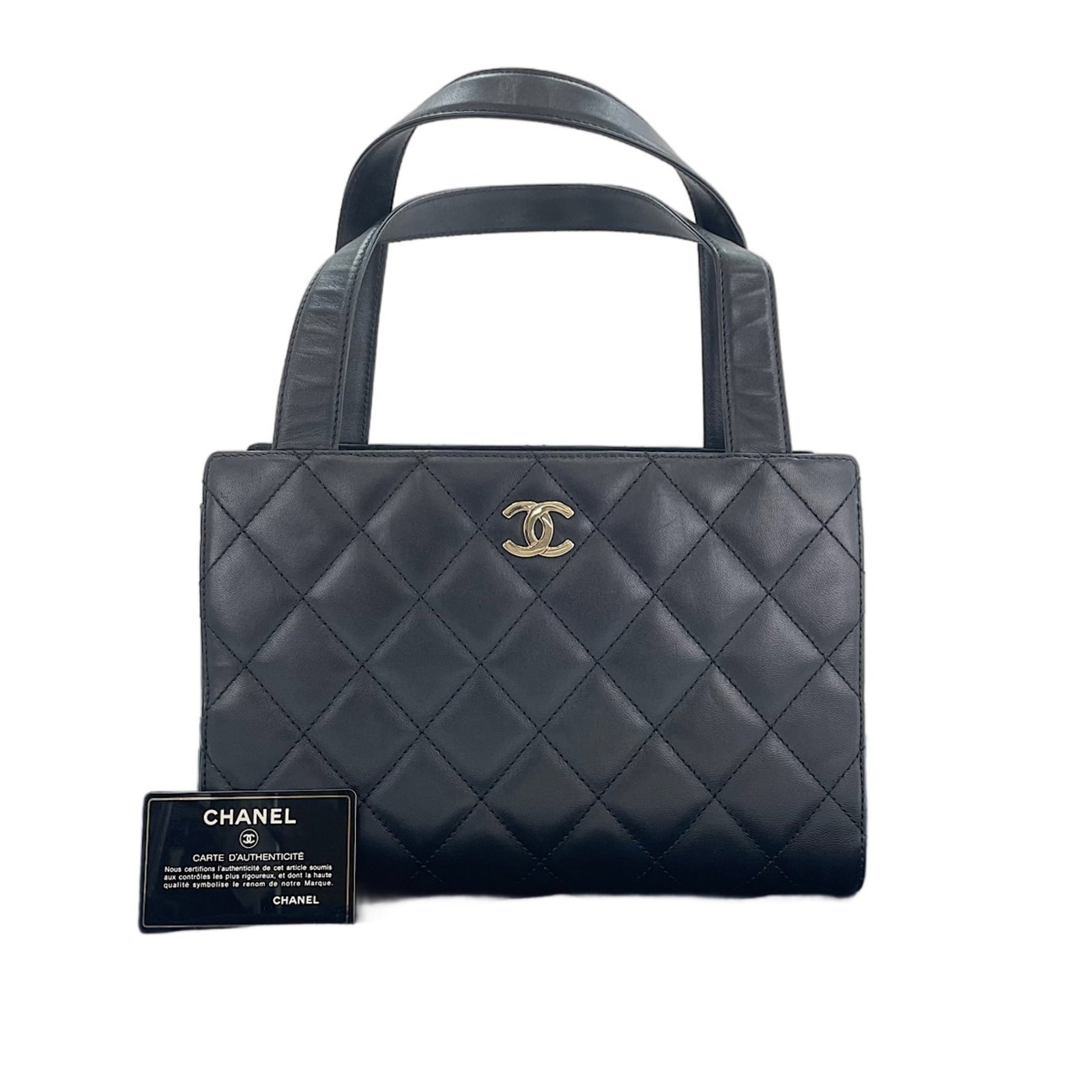 Handbag Chanel: Handbag Chanel Black Chanel handbag from Italy, measuring 16cm x 28cm x 12cm, with a sleek and classic design. This stylish bag features a timeless black color that exudes sophistication and