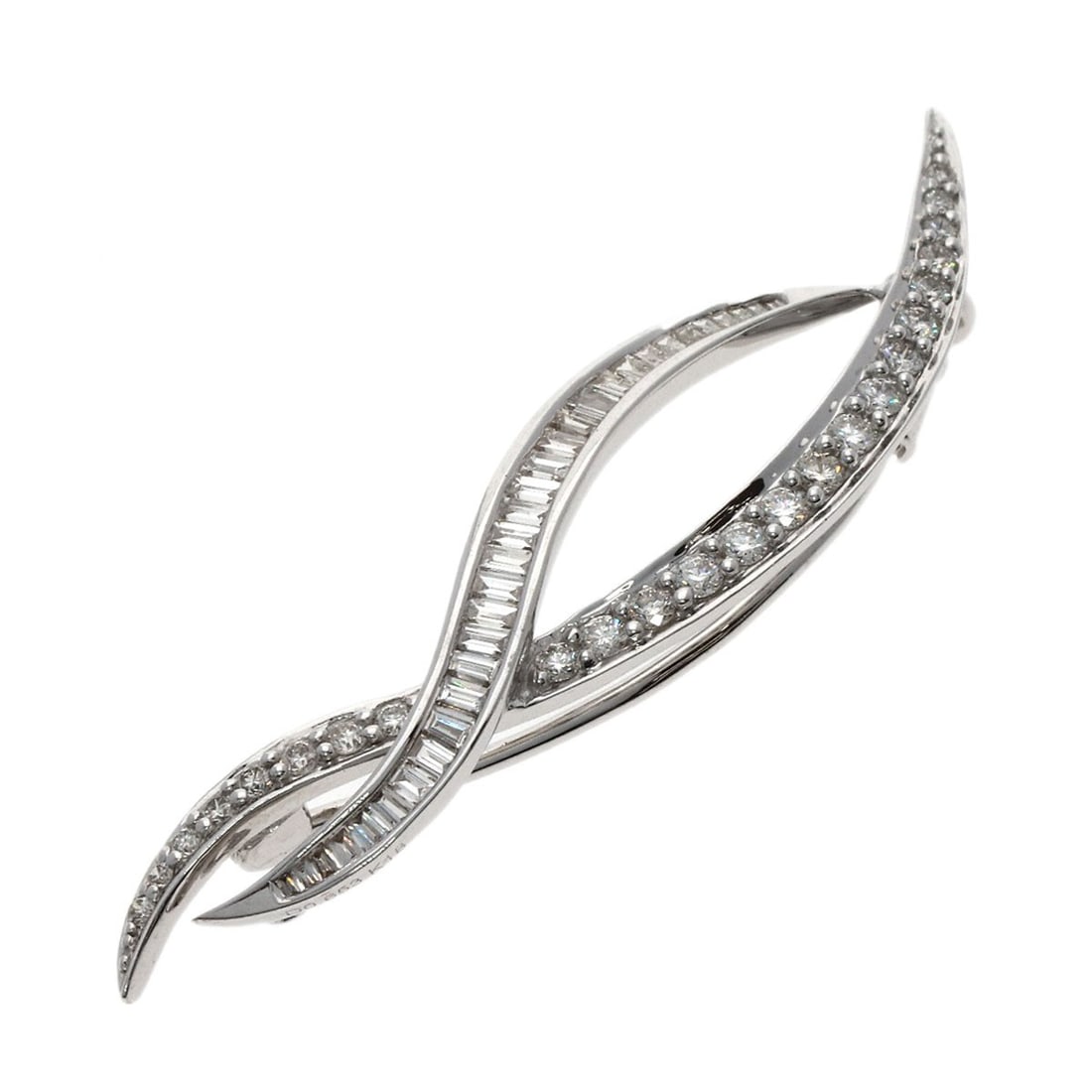 Diamond Brooch K18 White Gold 0.653Ct 3.1G: Diamond Brooch K18 White Gold 0.653Ct 3.1G K18 White Gold Diamond Brooch with 0.653ct Carat Weight. This 3.1g brooch showcases a stunning diamond set in K18 white gold, offering a touch of elegance