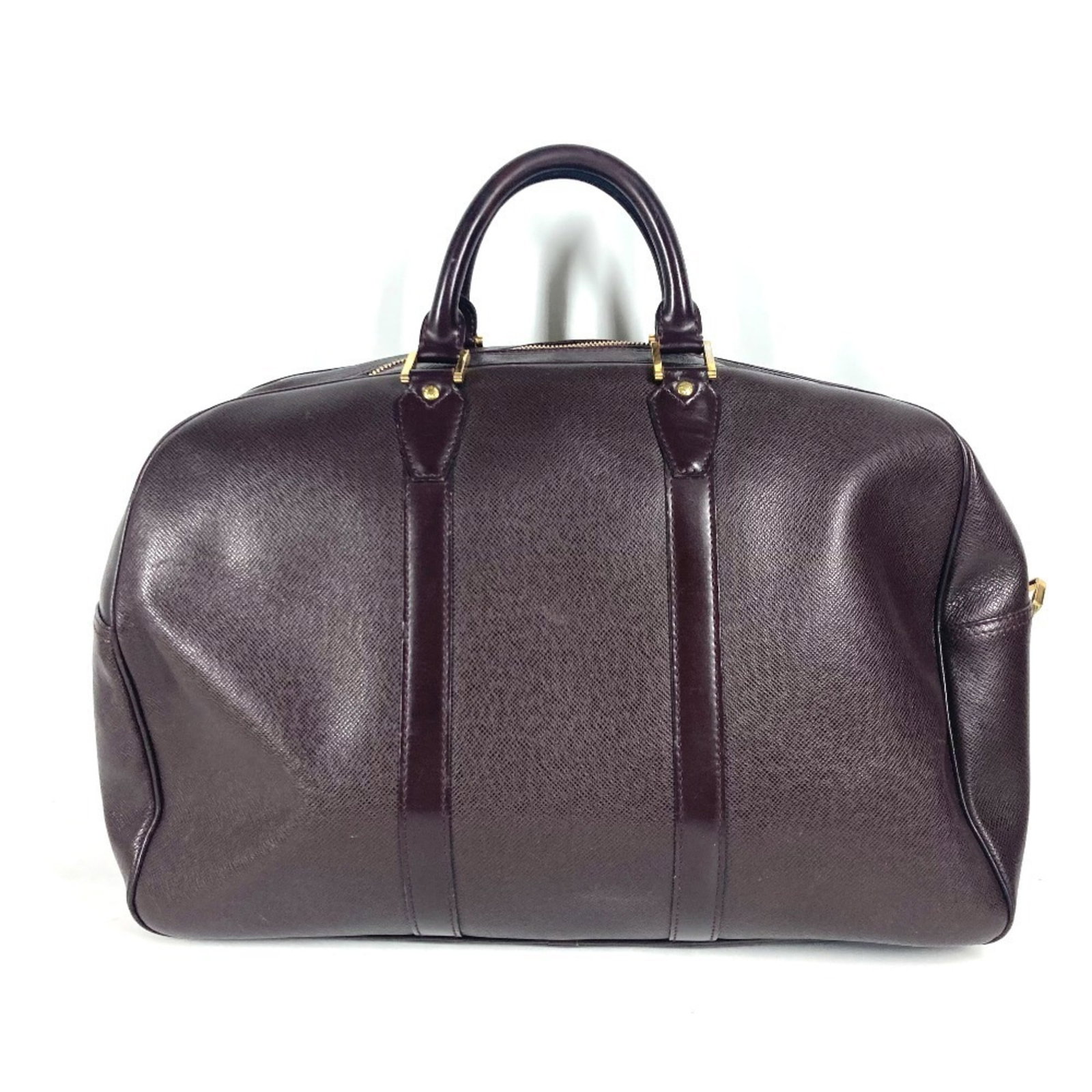 Taiga Leather Louis Vuitton Handbag Boston: Taiga Leather Louis Vuitton Handbag Boston Taiga Leather Louis Vuitton Handbag Boston is crafted from Taiga leather, a high-quality material, and features a classic Boston bag design. The bag