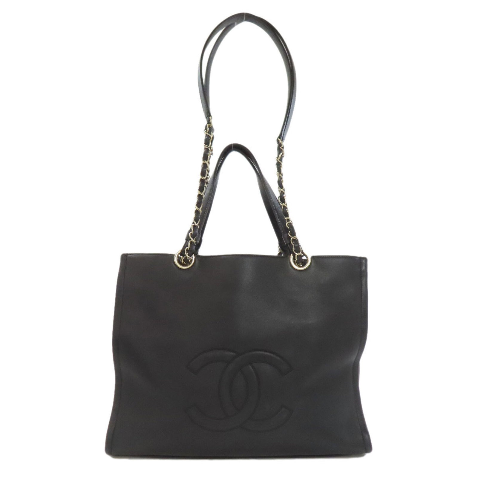 Handbag Leather from Chanel: Handbag Leather from Chanel Calfskin leather construction gives this black Chanel handbag its sleek, sophisticated look. Measuring 28cm x 35cm x 12.5cm, it offers a compact yet stylish solution for