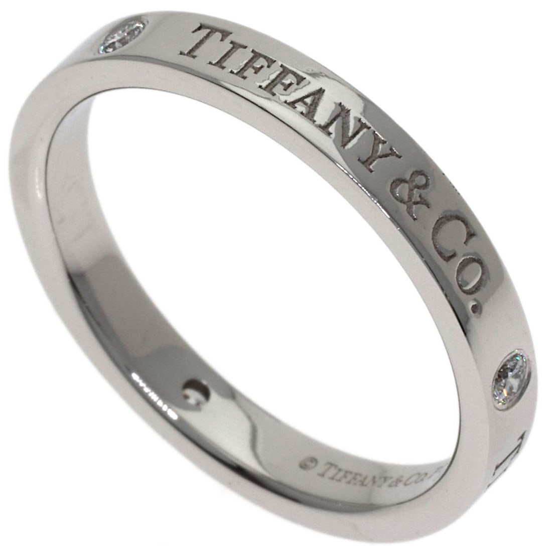 Tiffany&Co. Flat Band 3P Diamond Ring Platinum Pt950: Tiffany&Co. Flat Band 3P Diamond Ring Platinum Pt950 Platinum Pt950 Tiffany&Co. Flat Band 3P Diamond Ring features a sleek design with a silver metal exterior, showcasing a diamond main stone. The rin
