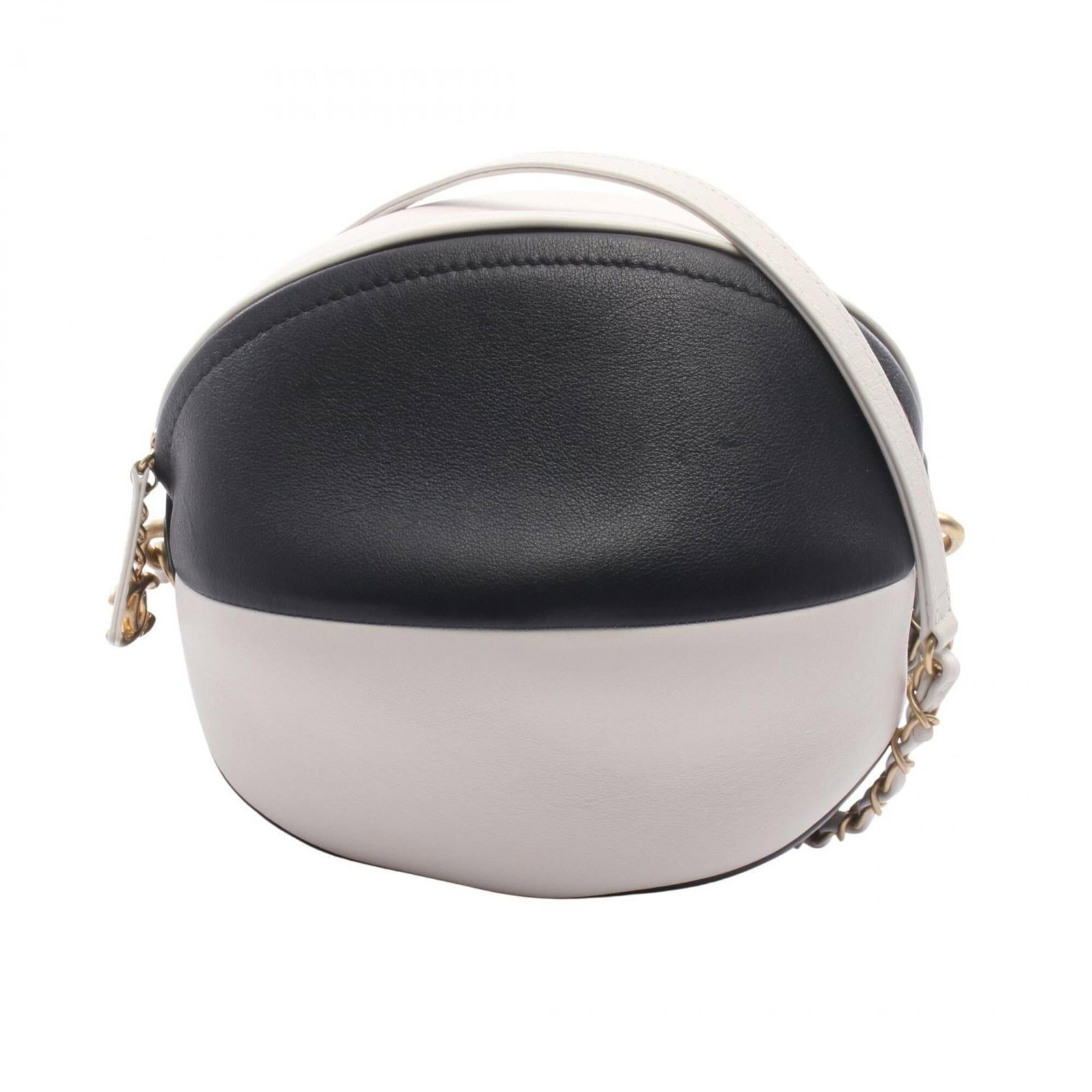 Shoulder Bag Leather Handbag Chanel: Shoulder Bag Leather Handbag Chanel Black leather shoulder bag with a classic design, featuring a timeless black and white color combination. Measuring 21cm x 20cm x 18cm, this Chanel handbag is a