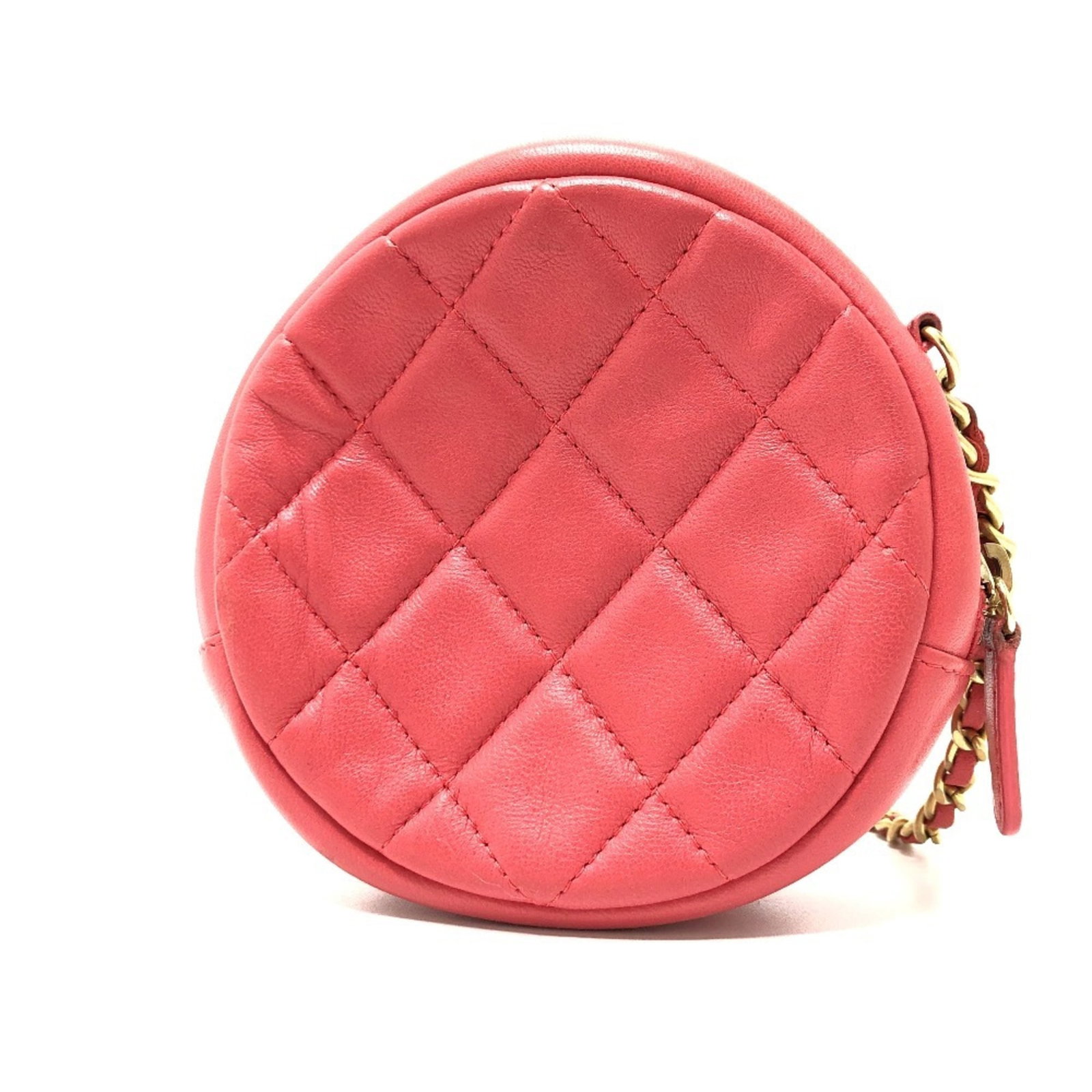 Chanel Pochette Leather Bag Shoulder: Chanel Pochette Leather Bag Shoulder This Chanel Pochette Leather Bag Shoulder is a stylish and compact accessory, made from high-quality lambskin leather. Measuring 12cm x 12cm x 5cm, it features a c