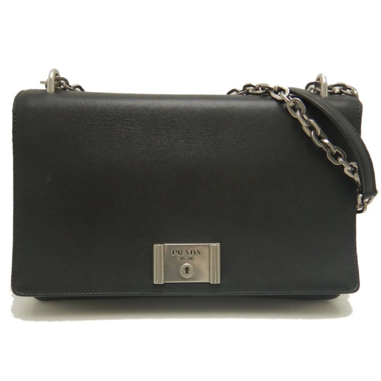 Shoulder Bag Leather Prada: Shoulder Bag Leather Prada Nero leather shoulder bag from Prada, Italy, featuring a sleek 19cm x 29.5cm x 6cm design. This stylish bag boasts premium leather construction and a timeless Nero color.