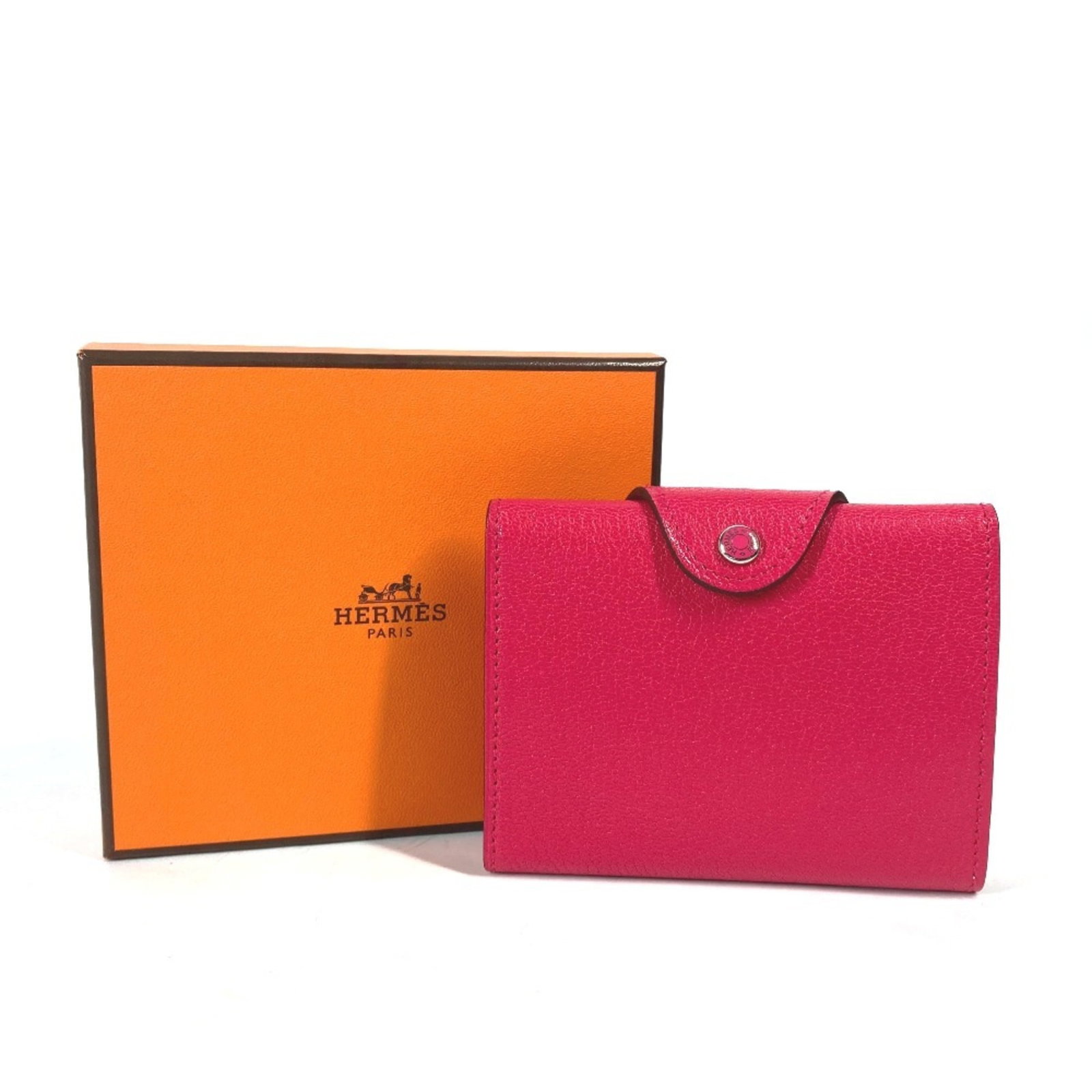 Chevre Leather Bi Fold Wallet Hermes: Chevre Leather Bi Fold Wallet Hermes Chevre leather bi-fold wallet from Hermes, featuring a soft pink color and compact 8cm x 10cm size. This wallet comes with a box for storage and display. A