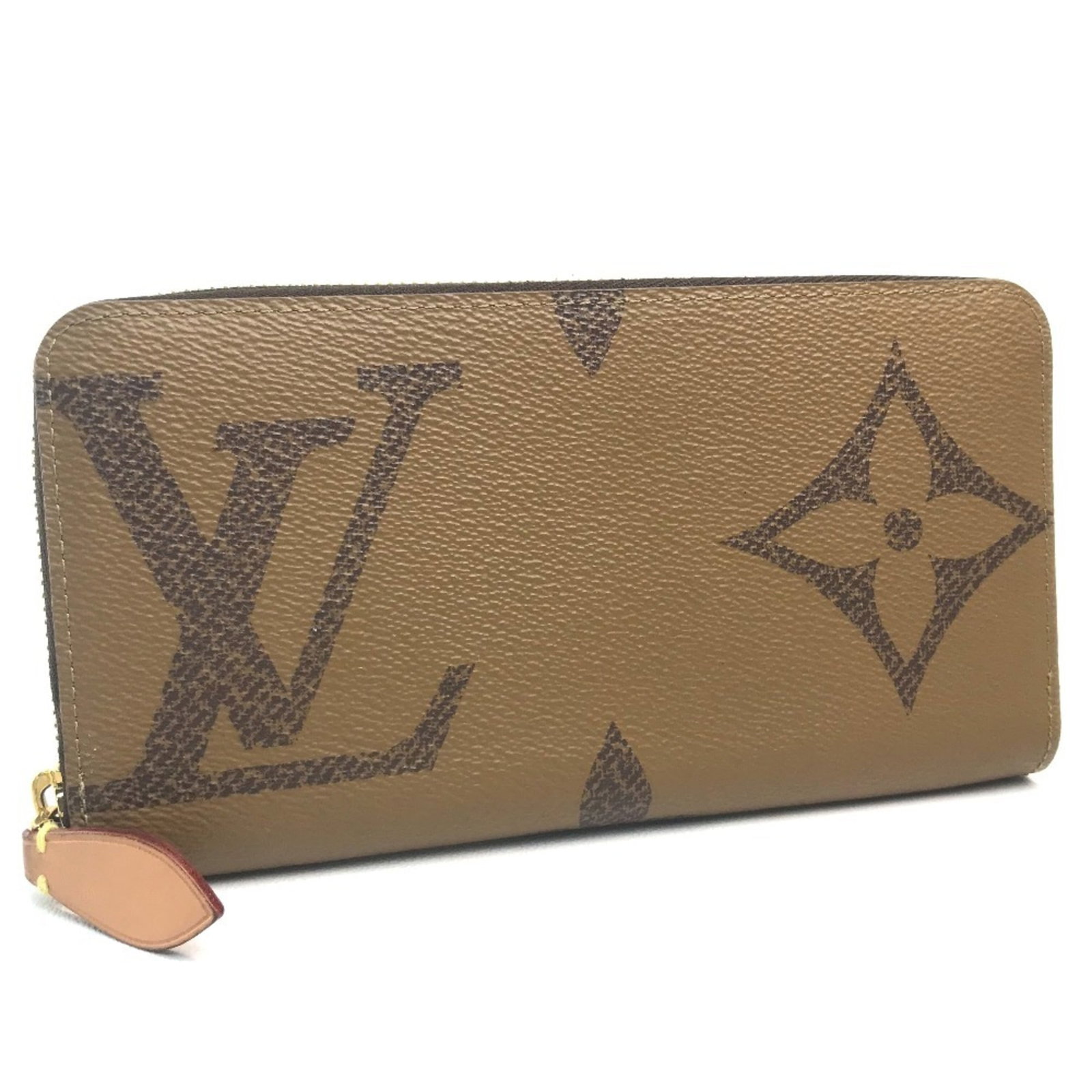 Long Wallet Bi Fold Monogram Louis Vuitton Reverse: Long Wallet Bi Fold Monogram Louis Vuitton Reverse Long Wallet Bi Fold Monogram Louis Vuitton Reverse features a classic design with a unique twist, boasting the iconic Monogram Reverse pattern in