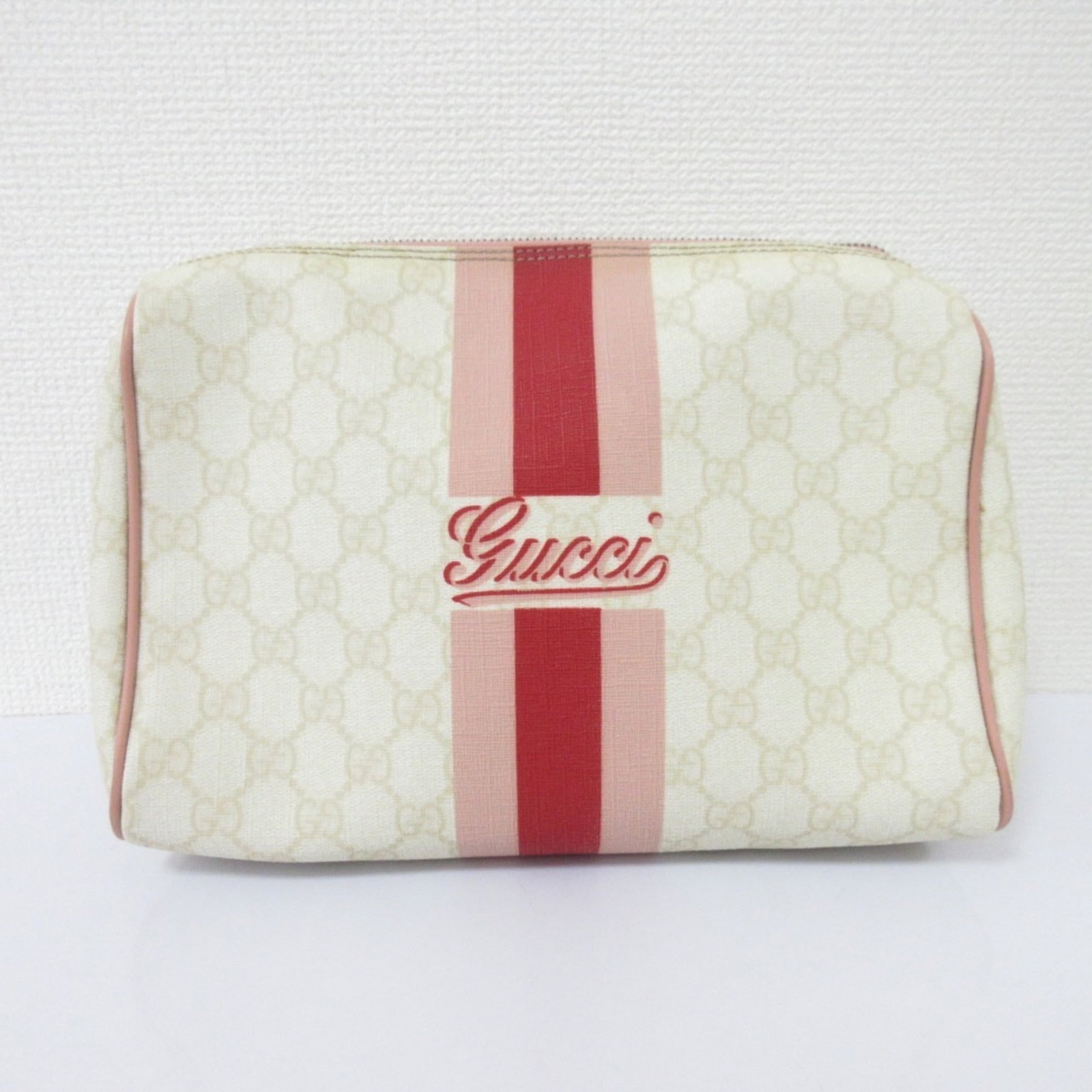 Clutch Bag Gucci: Clutch Bag Gucci Pink and White Gucci Clutch Bag: A stylish and compact accessory, this clutch measures 19cm x 24cm x 10cm and features a bold color combination. The bag's sleek design and signature