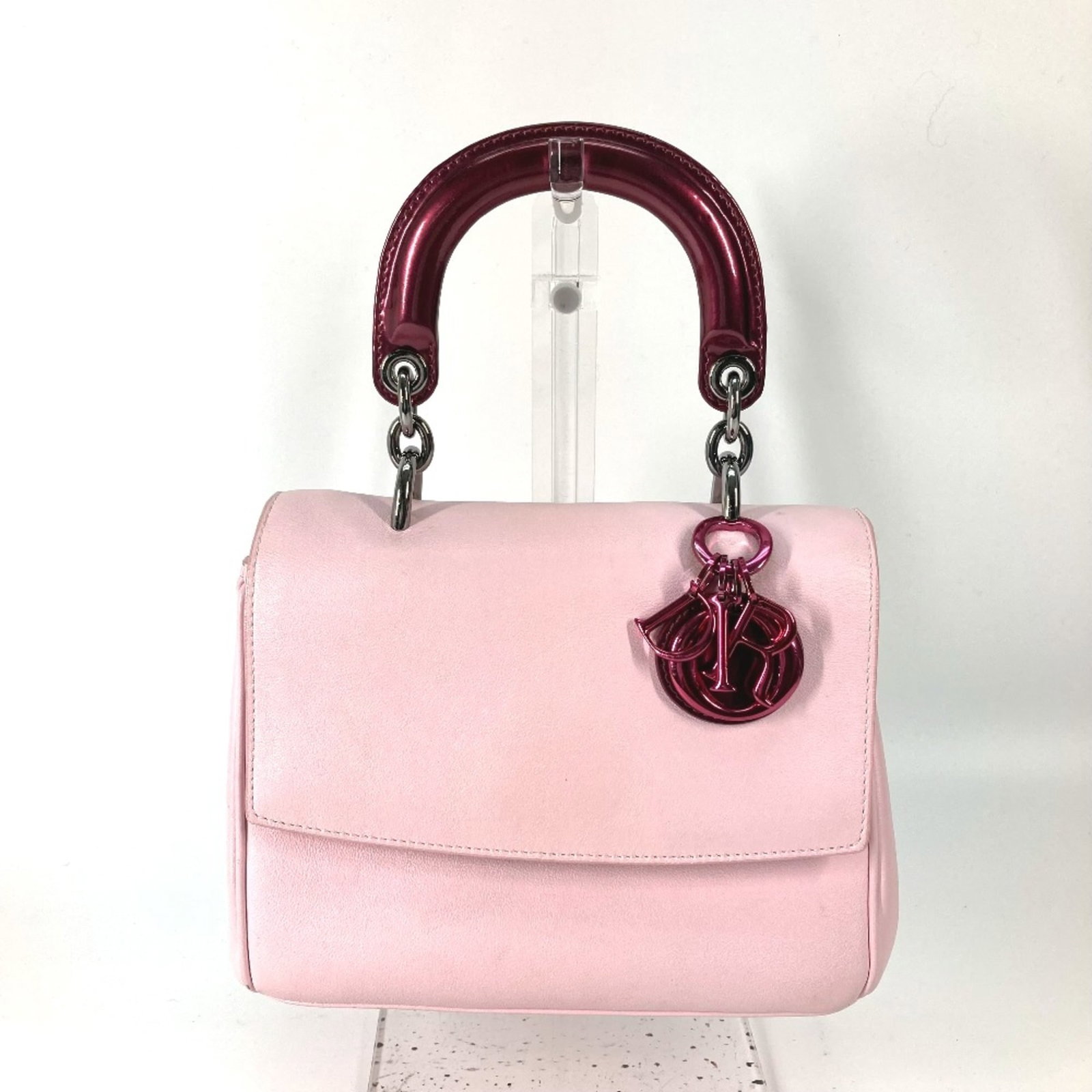 Handbag Leather Dior Christian: Handbag Leather Dior Christian This exquisite handbag features a stunning pink leather exterior, showcasing the iconic design of Christian Dior. Measuring 16cm x 20cm x 10.5cm, it boasts a sleek and
