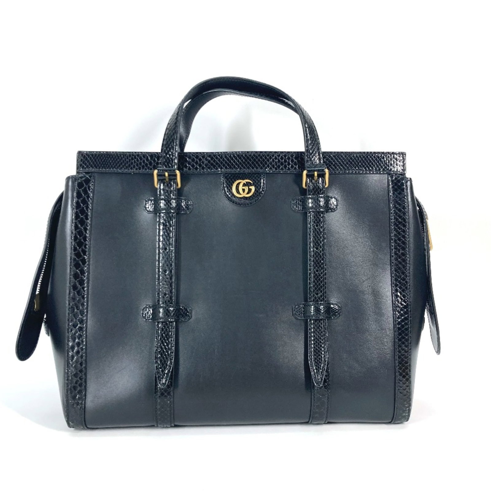 Handbag Leather Gucci: Handbag Leather Gucci Black leather Gucci handbag with dimensions 30cm x 36.5cm x 15.5cm. The bag features a classic design and is made from high-quality leather. The signature is present on the base.