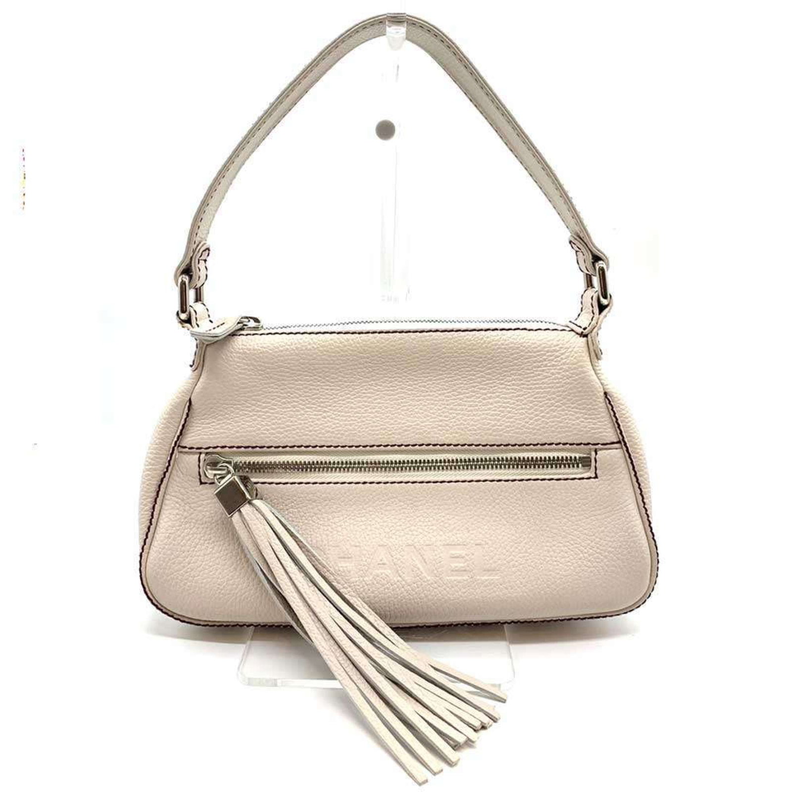 Shoulder Bag Leather Chanel: Shoulder Bag Leather Chanel White leather shoulder bag from Chanel, featuring a classic design with a 17cm x 30cm x 8cm size. Comes with a box, dust bag, and guarantee card, providing a convenient