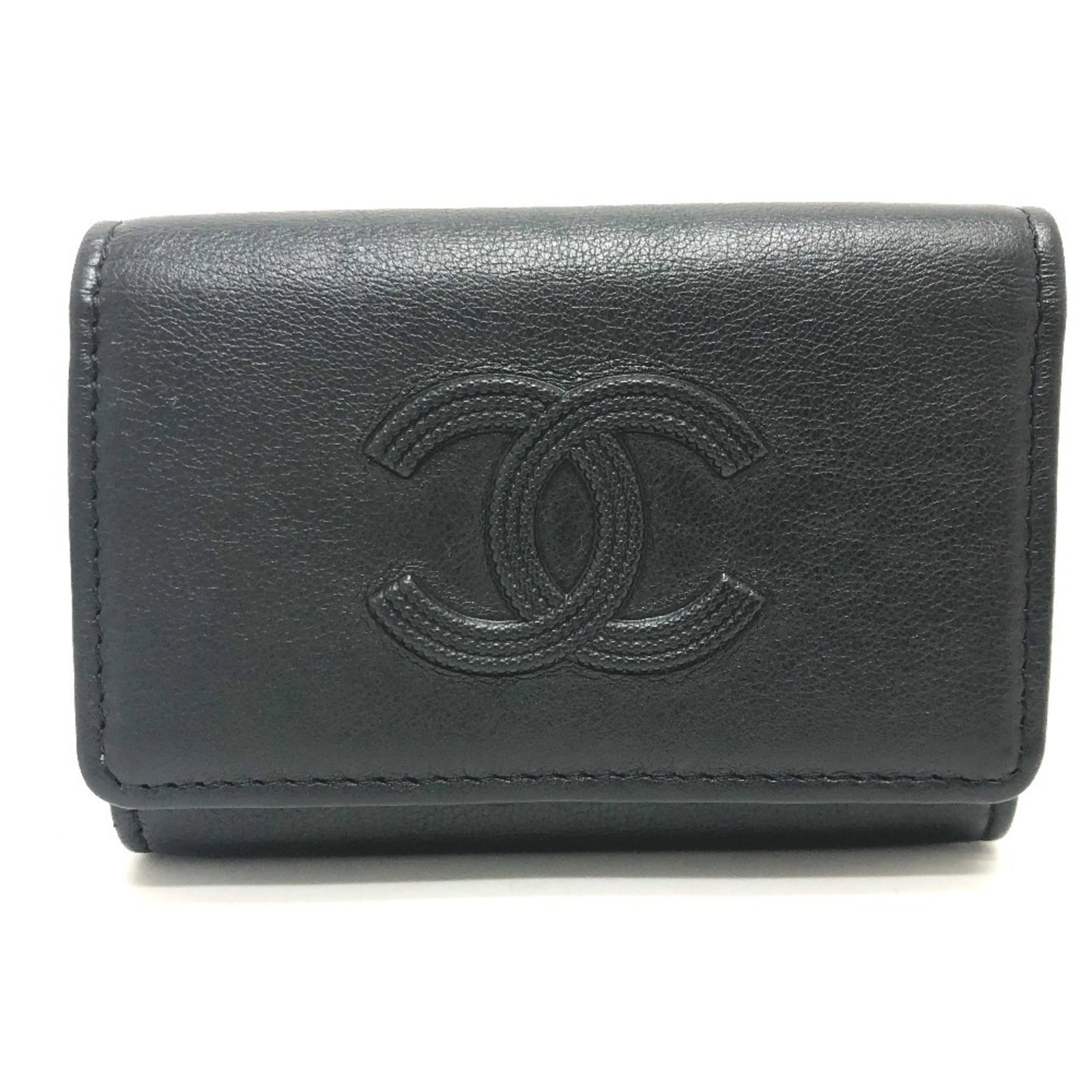 Keycase leather by Chanel: Keycase leather by Chanel Keycase leather by Chanel features a classic design with 4 key hooks, measuring 9cm x 11cm x 3cm. Made from high-quality leather, this compact keycase is a stylish accessory