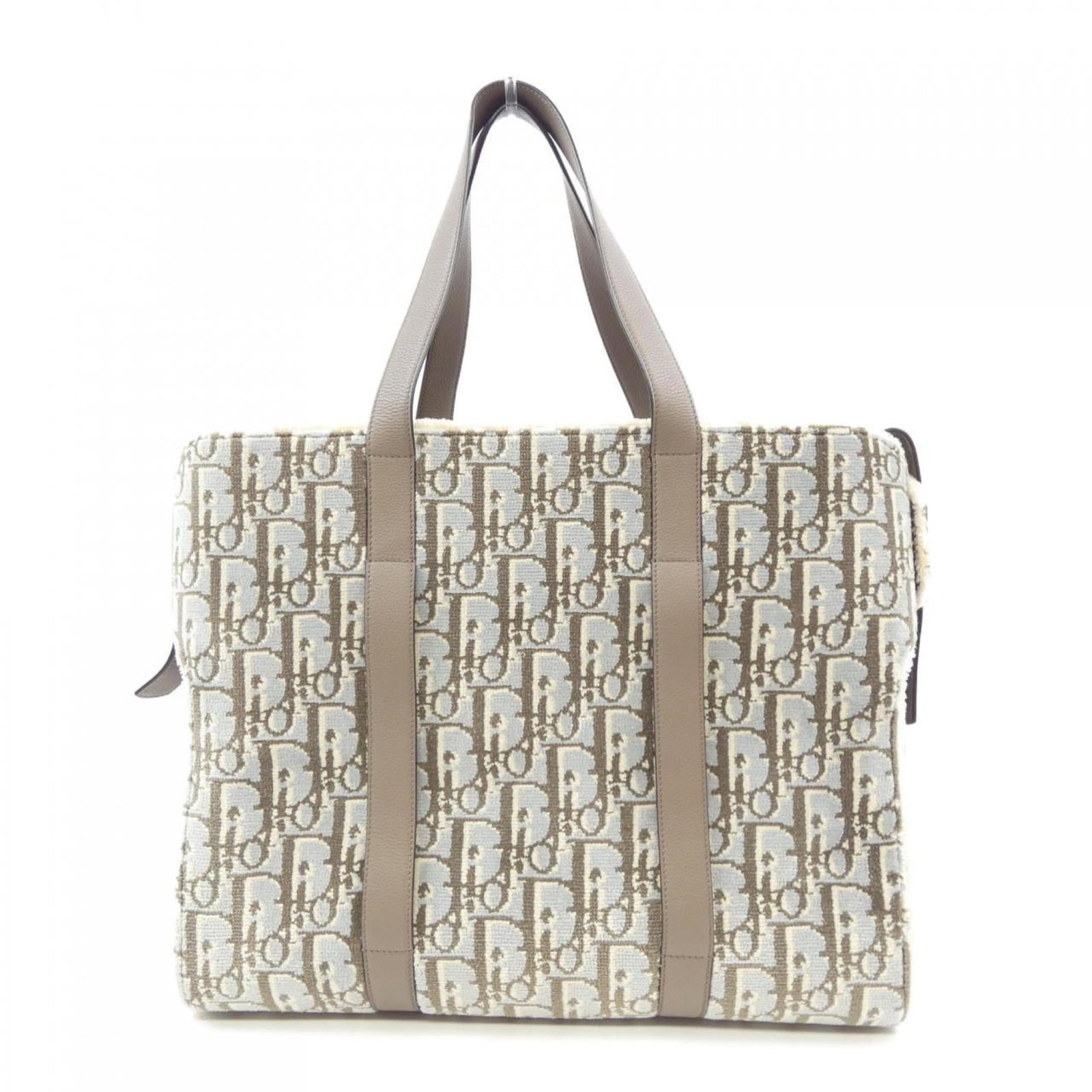 Handbag Christian Dior: Handbag Christian Dior The Christian Dior handbag boasts a stunning blue and brown color combination, perfectly balanced in its sleek design. Measuring 37.5cm x 89cm x 16.5cm, this stylish accessory i
