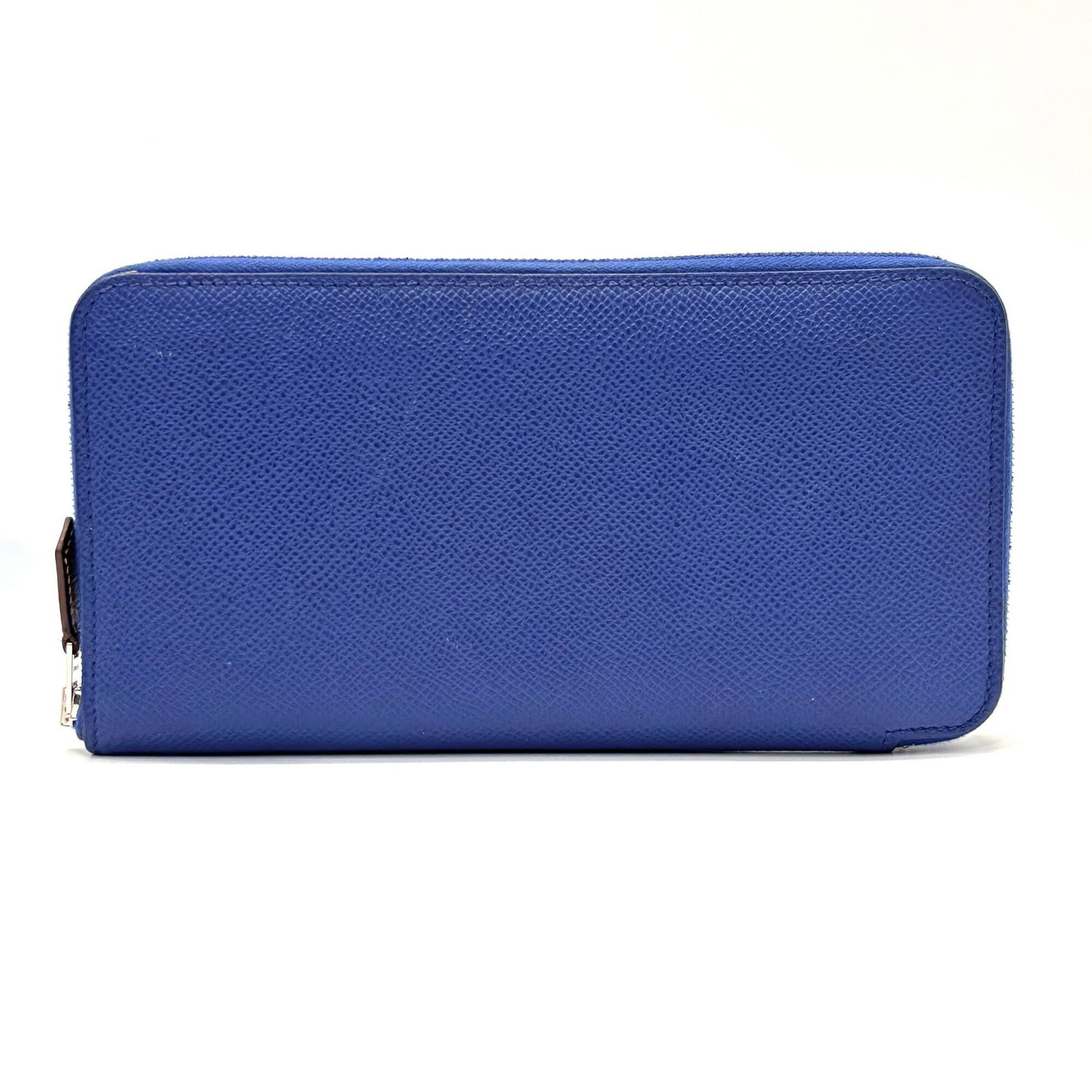 Epsom Leather Bi fold Wallet Hermes: Epsom Leather Bi fold Wallet Hermes Epsom leather bi-fold wallet from Hermes, with a distinctive blue color and sleek 10.5cm x 20cm x 1.5cm dimensions, offering a stylish and compact storage