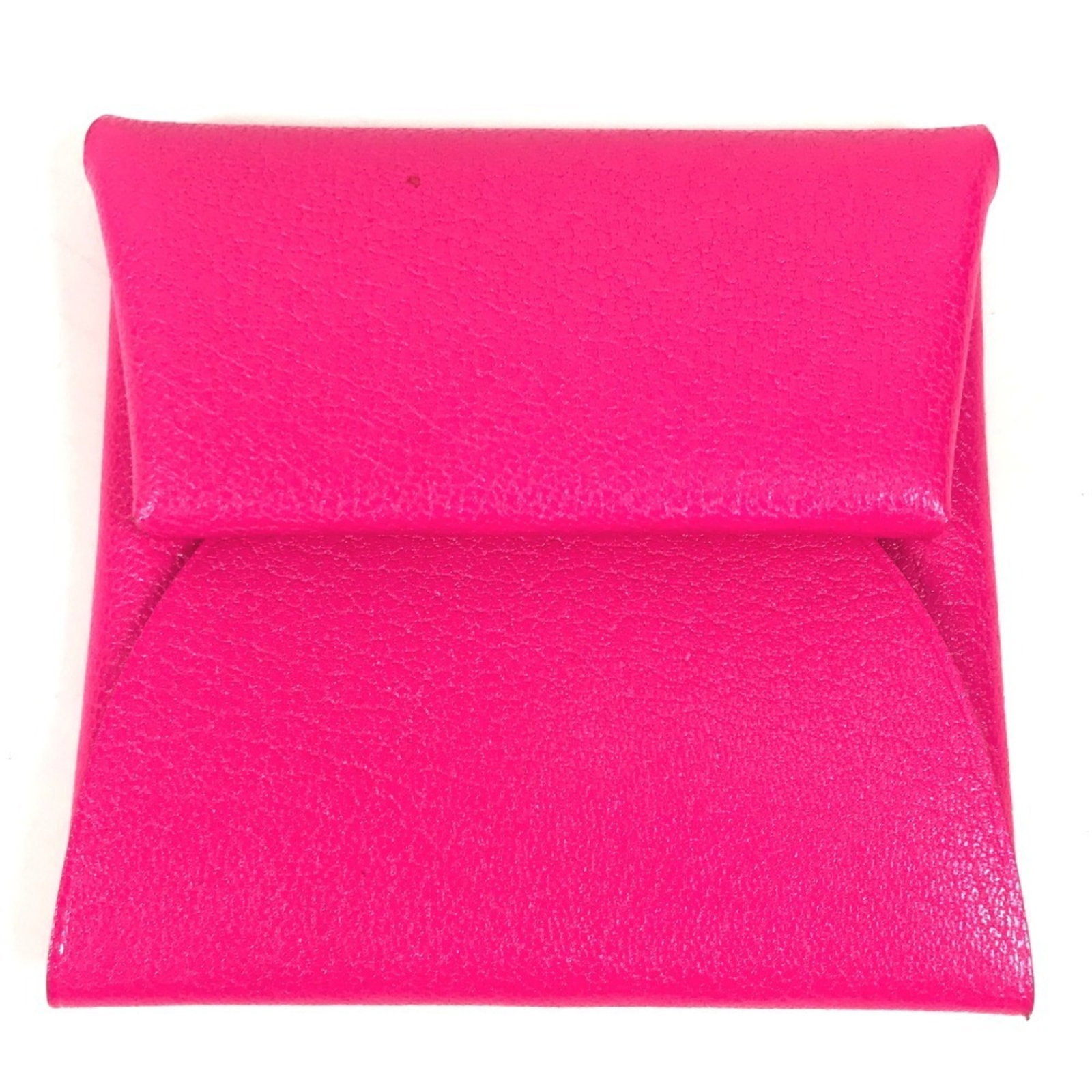 Hermes Coin Purse/ Coin Case Leather: Hermes Coin Purse/ Coin Case Leather This pink leather coin purse/coin case from Hermes features a compact size, measuring 8cm x 8.5cm, making it a convenient accessory for everyday use. Crafted from 