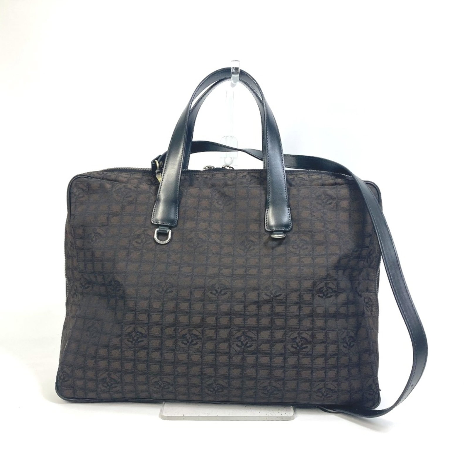 Briefcase Cloth of Chanel: Briefcase Cloth of Chanel The Briefcase Cloth of Chanel is a classic, all-brown design made from cloth, measuring 36.5cm x 27cm x 6.5cm. Noted for its signature style, this briefcase bears a serial