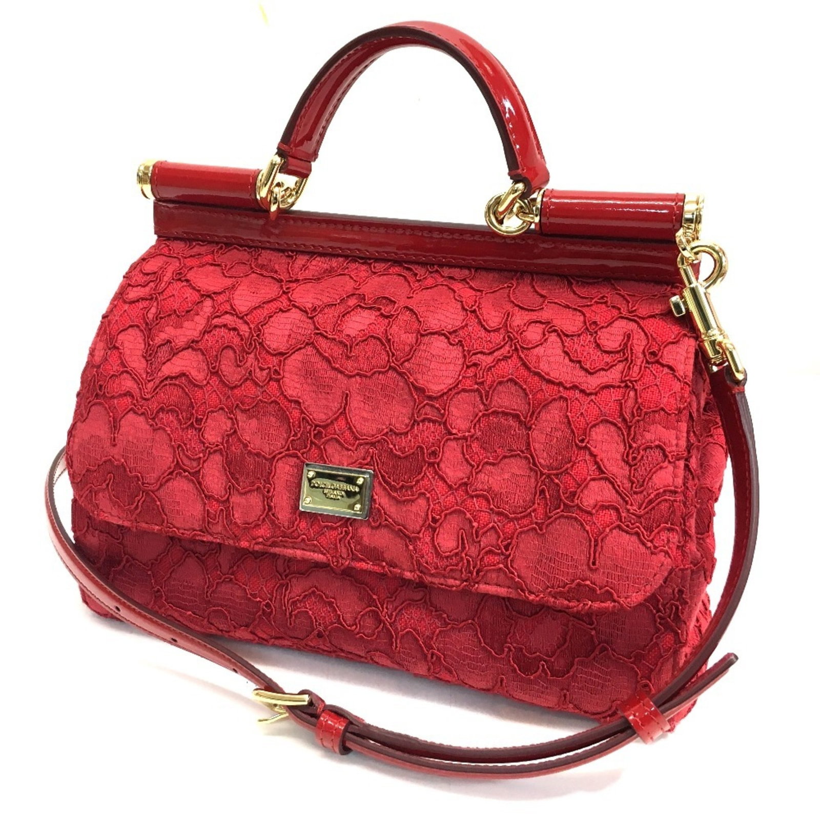 Dolce & Gabbana Handbag Shoulder Bag Cotton Patent Leather: Dolce & Gabbana Handbag Shoulder Bag Cotton Patent Leather Dolce & Gabbana's cotton patent leather shoulder bag is a striking red color, featuring a unique blend of materials. The bag comes with a dus