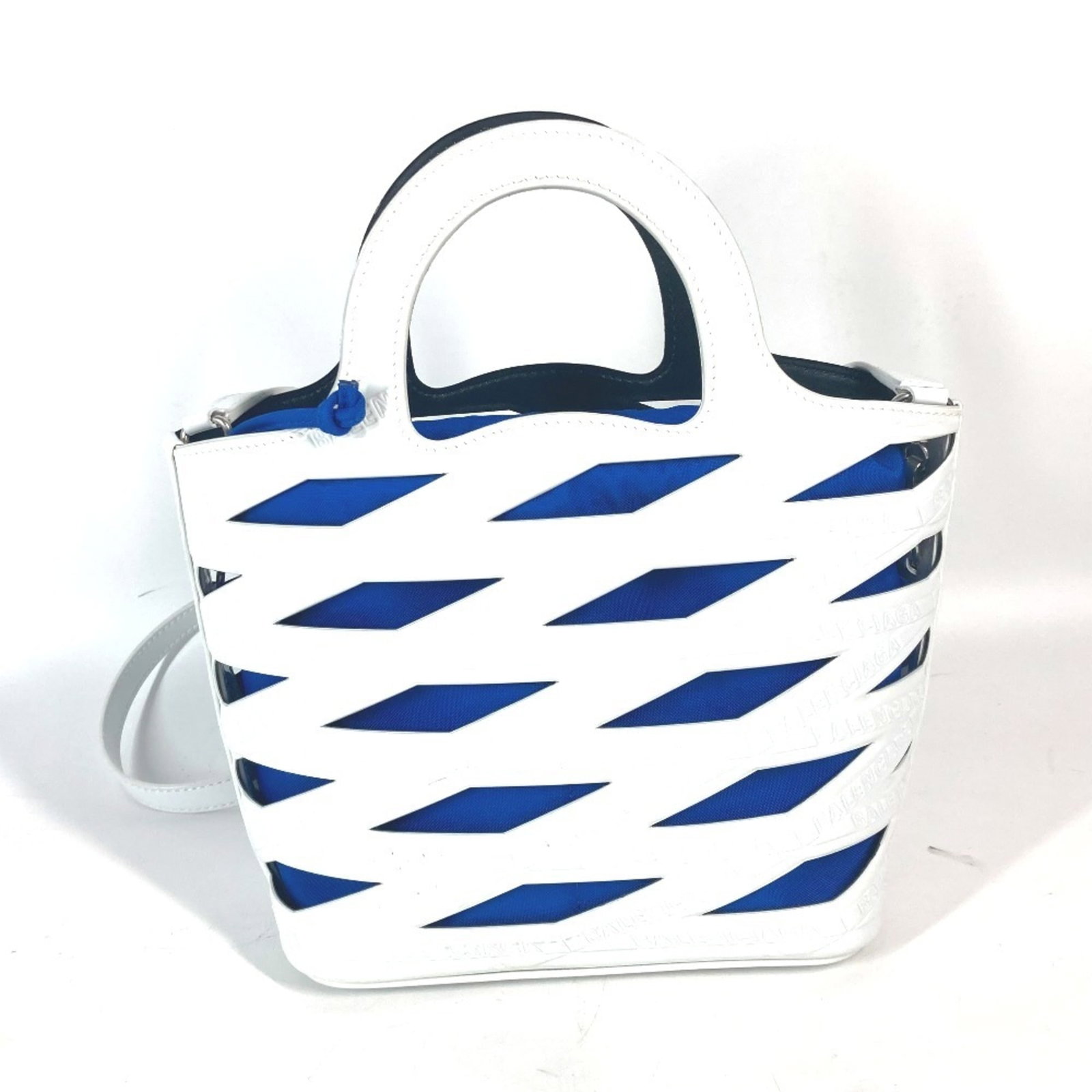 Balenciaga Handbag Shoulder Bag Patent Leather: Balenciaga Handbag Shoulder Bag Patent Leather Patent leather exterior adds a touch of sophistication to this sleek Balenciaga shoulder bag. Measuring 18cm x 19cm x 10cm, it features a crisp white