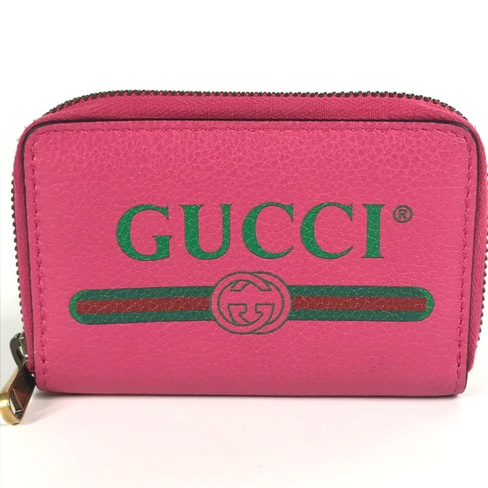 Coin purse leather case Gucci: Coin purse leather case Gucci This Gucci leather coin purse case is a stylish accessory made from high-quality leather, with a distinctive pink color. Measuring 8cm x 12cm, it provides a compact and s