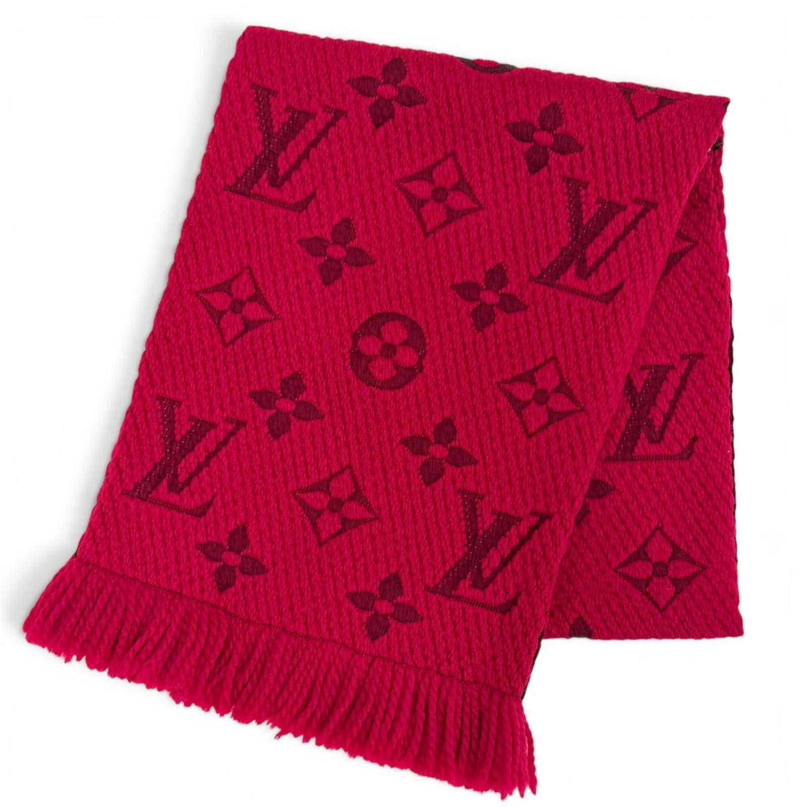 Louis Vuitton M72432 Echarpe Logomania Wool Silk Ruby Monogram Fringe Stole Scarf Made In Italy: Louis Vuitton M72432 Echarpe Logomania Wool Silk Ruby Monogram Fringe Stole Scarf Made In Italy Ruby wool silk echarpe with a vibrant logomania design, featuring a distinctive ruby monogram and a