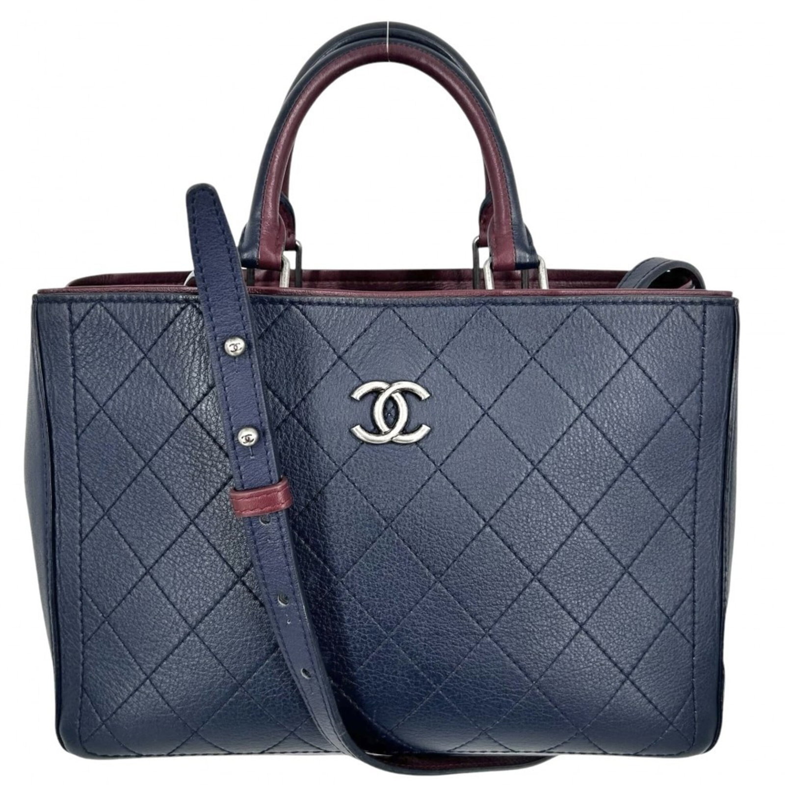 Shoulder Bag Leather Handbag Chanel: Shoulder Bag Leather Handbag Chanel Bordeaux and Navy leather shoulder bag from Chanel, measuring 22cm x 30.5cm x 10.5cm. This leather handbag features a classic design with clean lines and a timeless