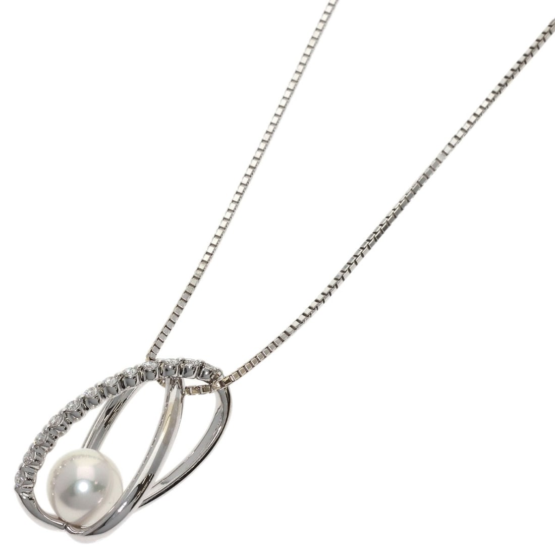 White Gold Necklace K18 with Pearl and Diamond: White Gold Necklace K18 with Pearl and Diamond K18 white gold necklace featuring a stunning pearl and diamond combination, with a 19.4-inch length and a sleek silver metal exterior. The necklace showc